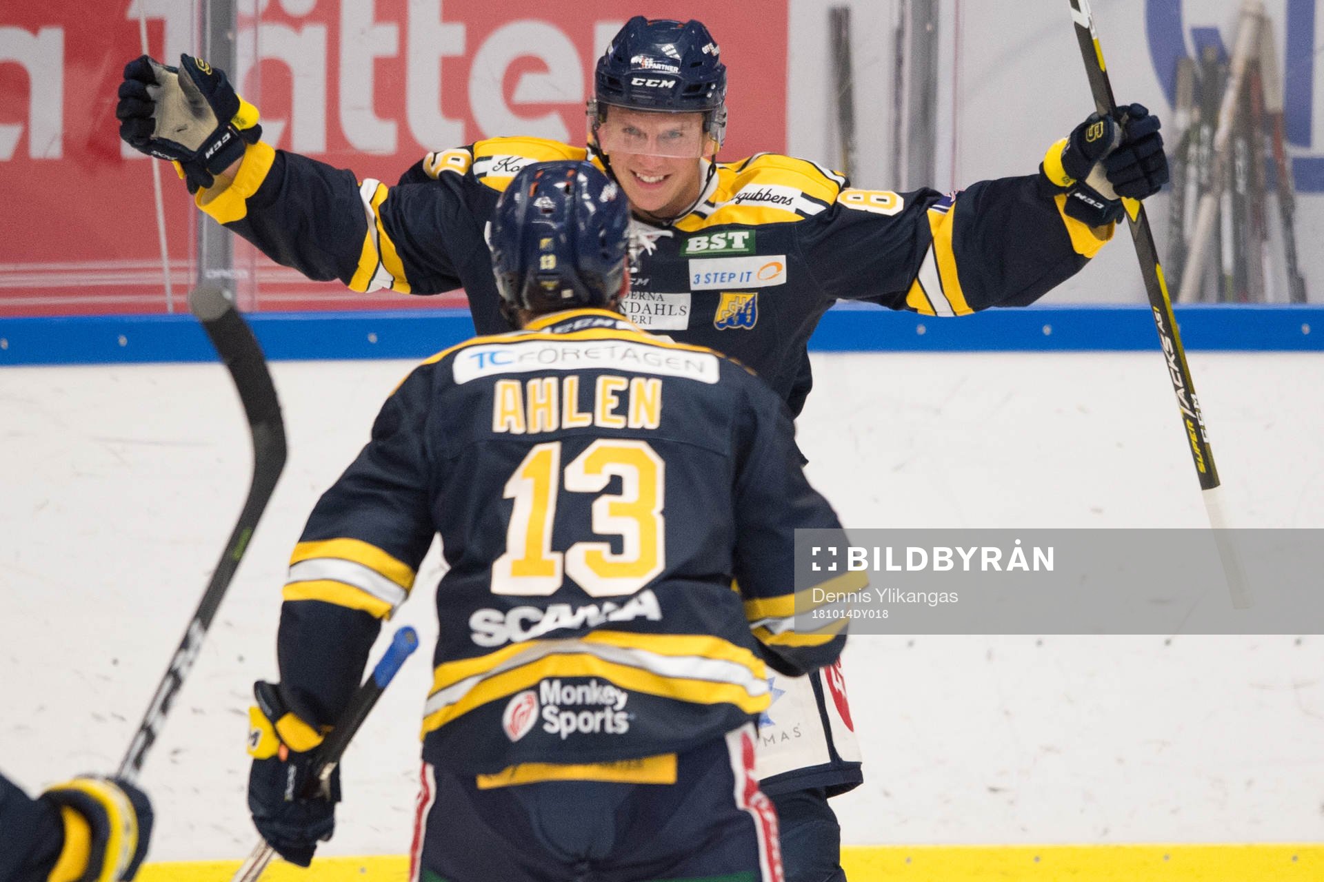 Södertäljes Mikael Ahlén och David Åslin jublar