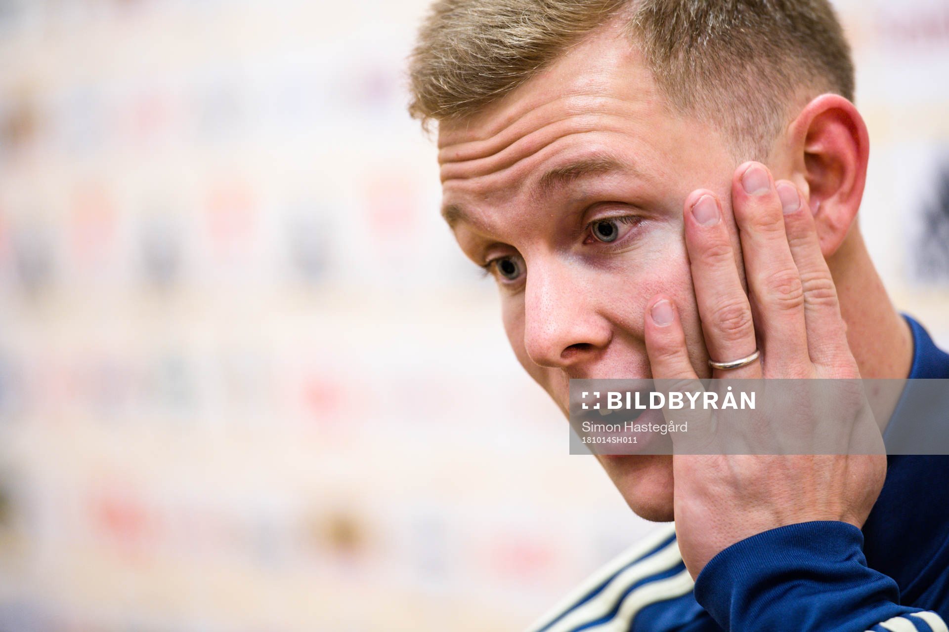 Emil Krafth i mixed zone efter en träning med Sveriges fotbollslandslag den 14 oktober 2018 i Stockholm.