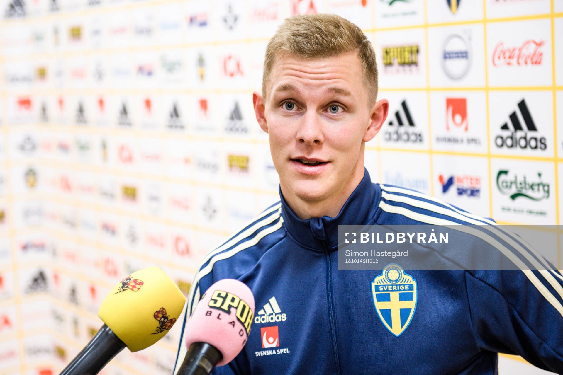 Emil Krafth i mixed zone
