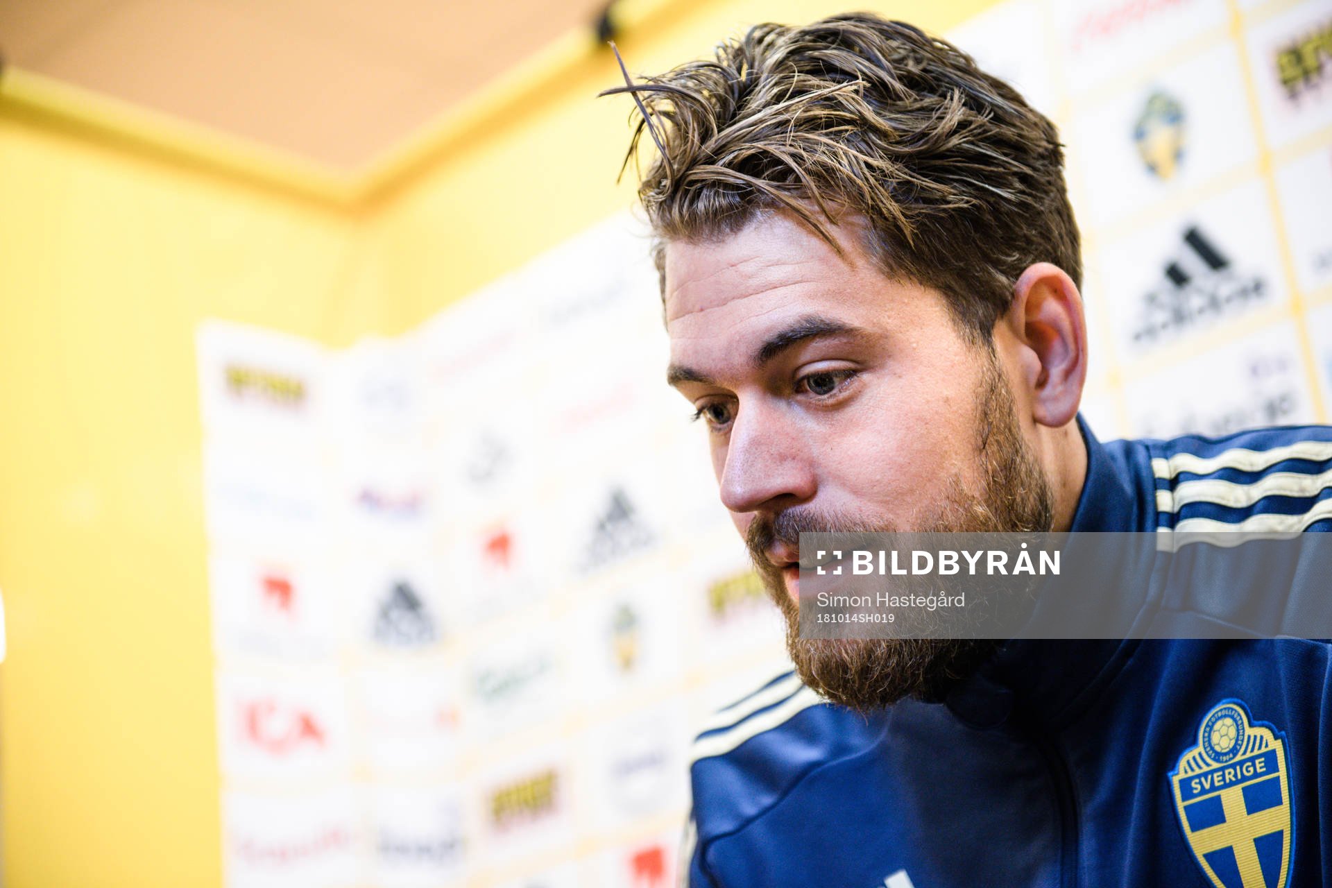 Sveriges målvakt Kristoffer Nordfeldt i mixed zone