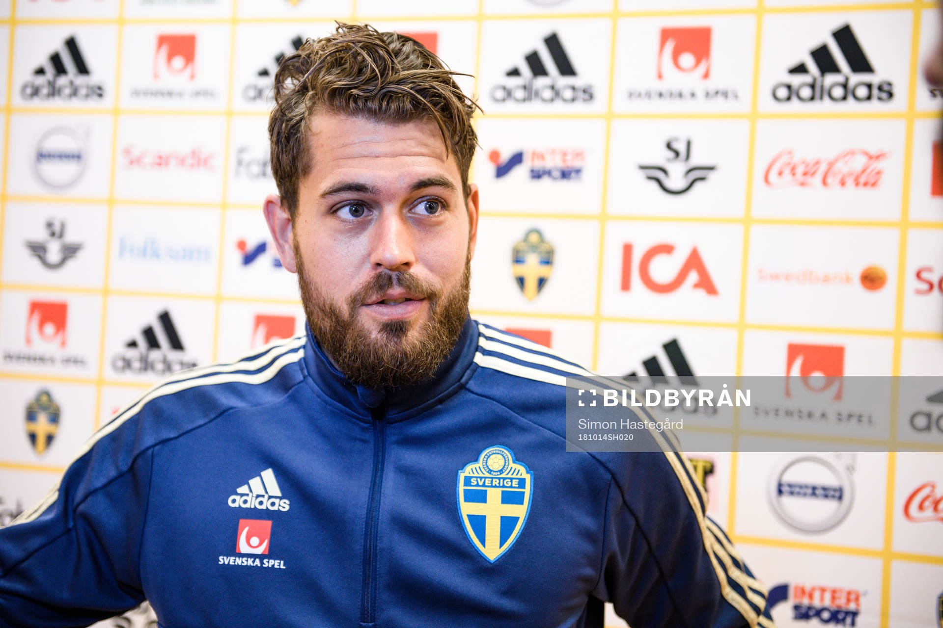 Sveriges målvakt Kristoffer Nordfeldt i mixed zone