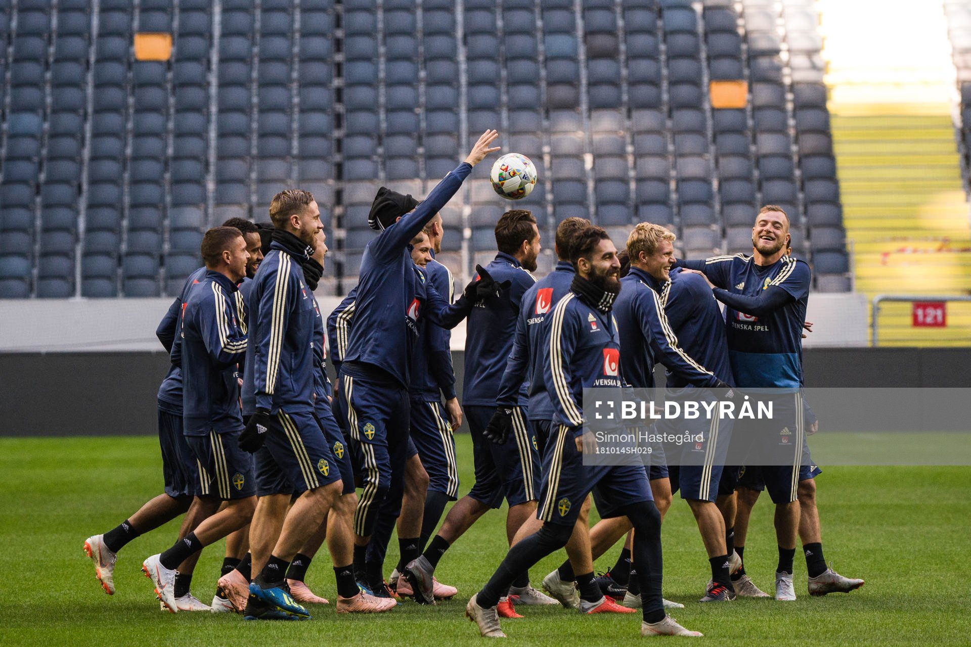Spelarna under en träning med Sveriges fotbollslandslag den 14 oktober 2018 i Stockholm.
