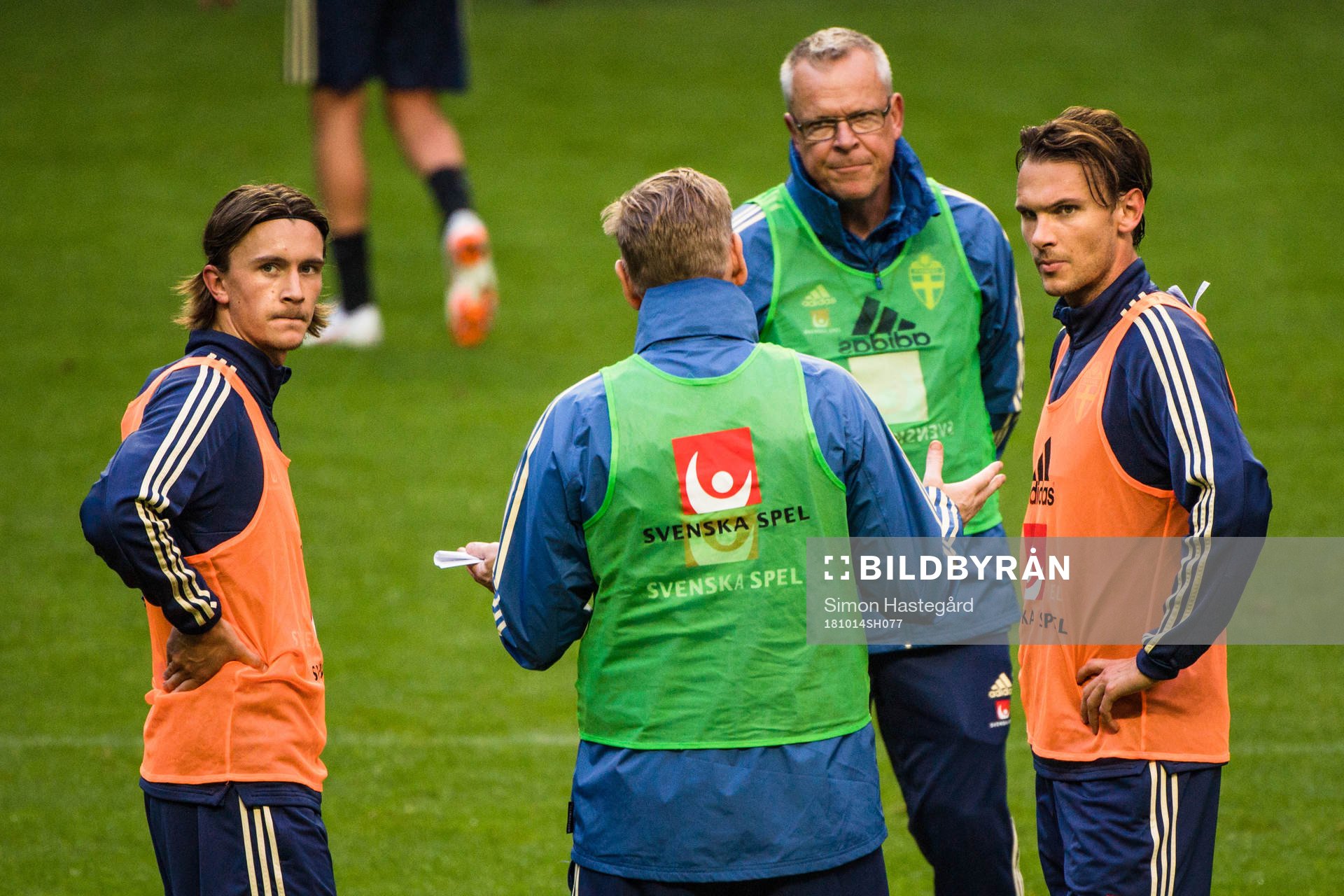 Sveriges assisterande förbundskapten Peter Wettergren och förbundskapten Janne Andersson i samtal med Kristoffer Olsson och Albin Ekdal under en träning med Sveriges fotbollslandslag den 14 oktober 2018 i Stockholm.