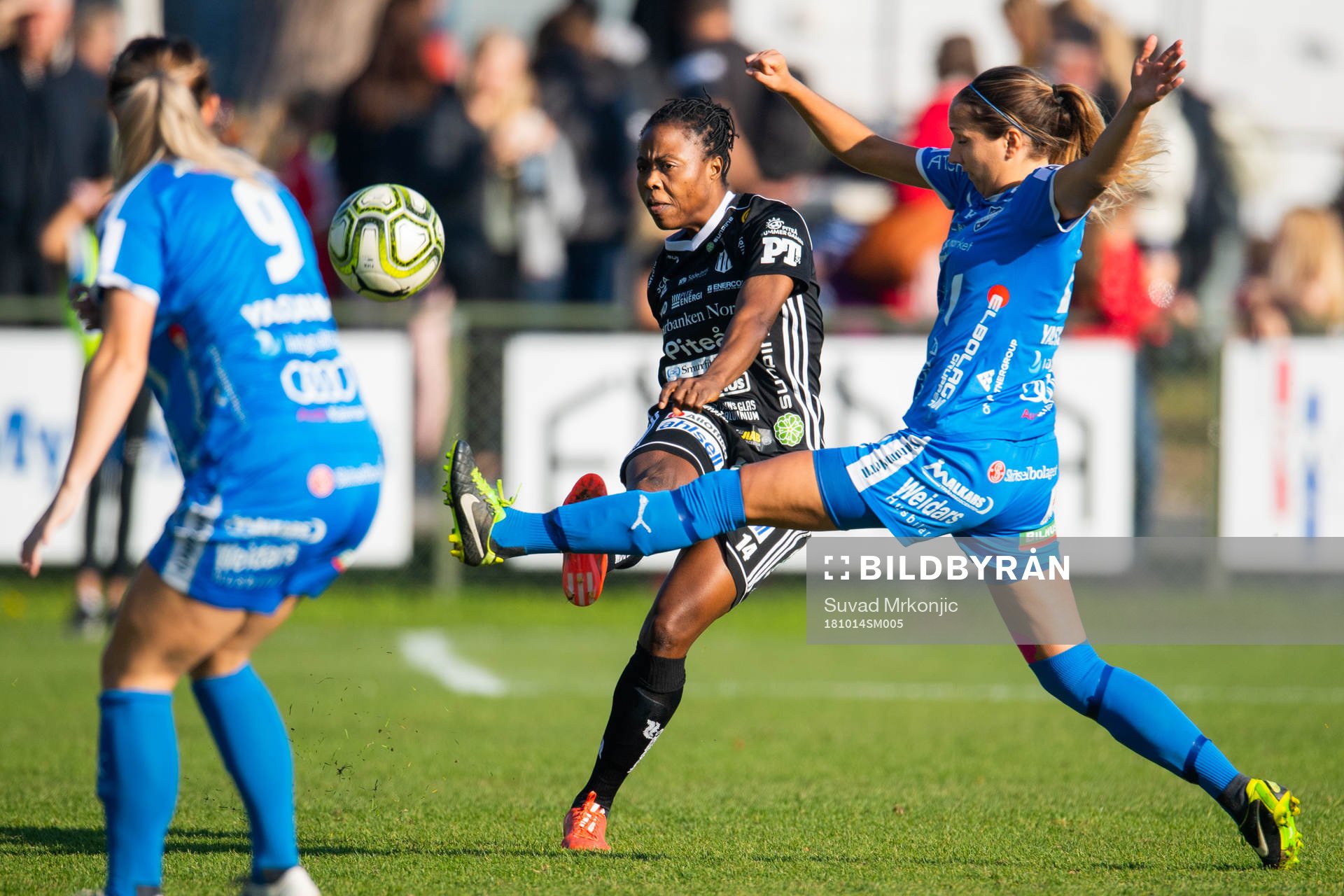 Piteås Faith Ikidi Michael och IFK Kalmars Mathilda Johansson Prakt under fotbollsmatchen i Damallsvenskan mellan Kalmar och Piteå den 14 oktober 2018 i Kalmar.