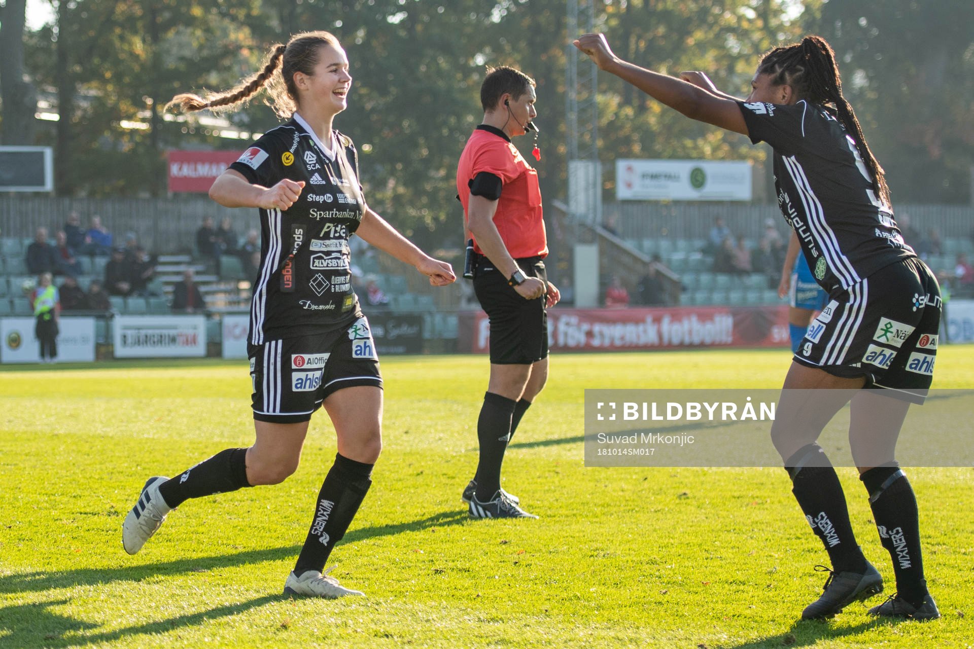 Piteås Madelen Janogy jublar med Lena Blomkvist efter 2-0 under fotbollsmatchen i Damallsvenskan mellan Kalmar och Piteå den 14 oktober 2018 i Kalmar.