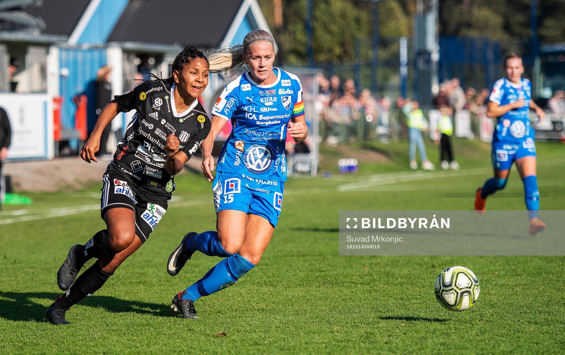 IFK Kalmars Elsa Karlsson och Piteås Madelen Janogy under fotbollsmatchen i Damallsvenskan mellan Kalmar och Piteå den 14 oktober 2018 i Kalmar.