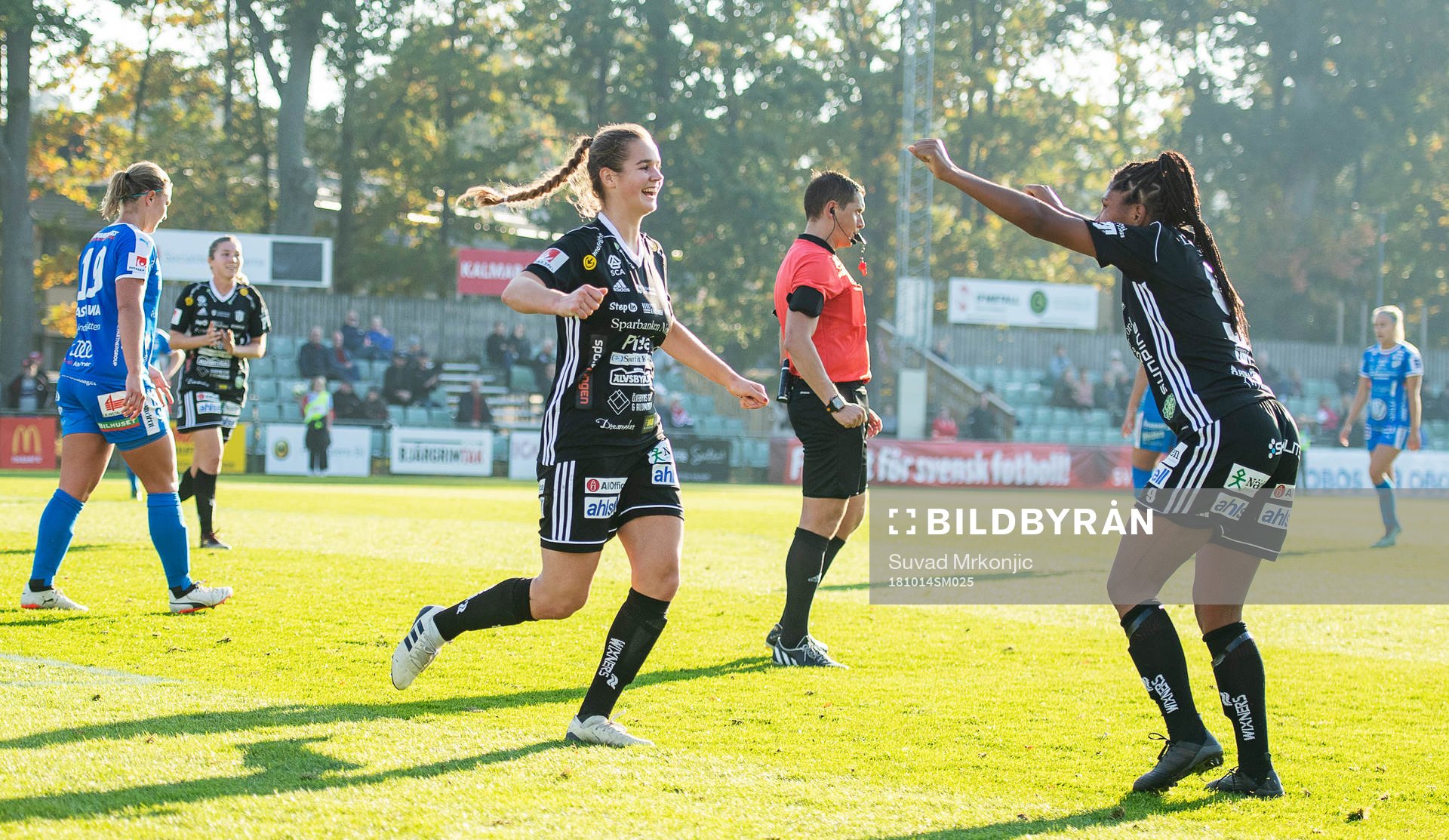 Piteås Andrea Norheim och Madelen Janogy jublar