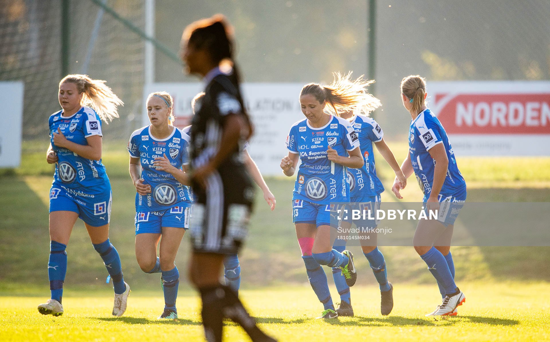 IFK Kalmarspelarna jublar efter Emma Danielssons 1-2 mål under fotbollsmatchen i Damallsvenskan mellan Kalmar och Piteå den 14 oktober 2018 i Kalmar.