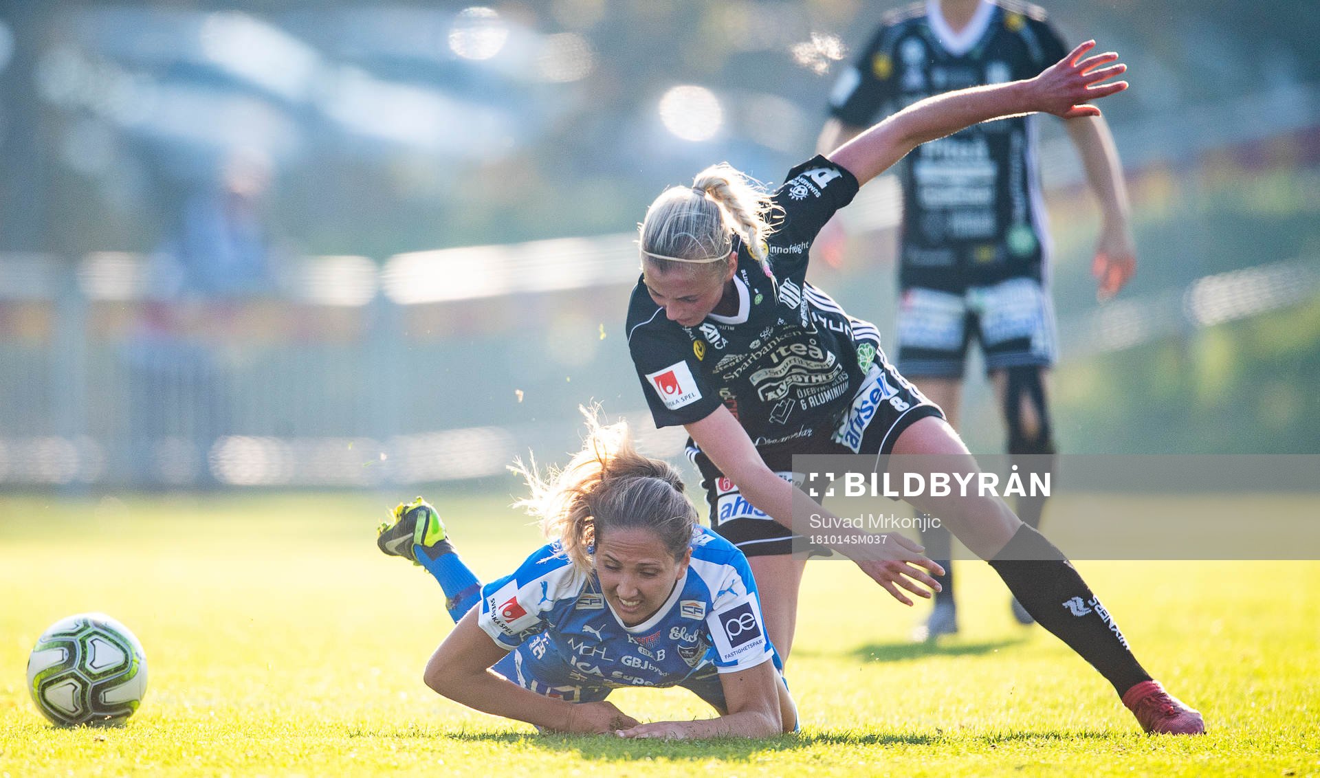 IFK Kalmars Mathilda Johansson Prakt och Piteås Julia Karlenäs under fotbollsmatchen i Damallsvenskan mellan Kalmar och Piteå den 14 oktober 2018 i Kalmar.