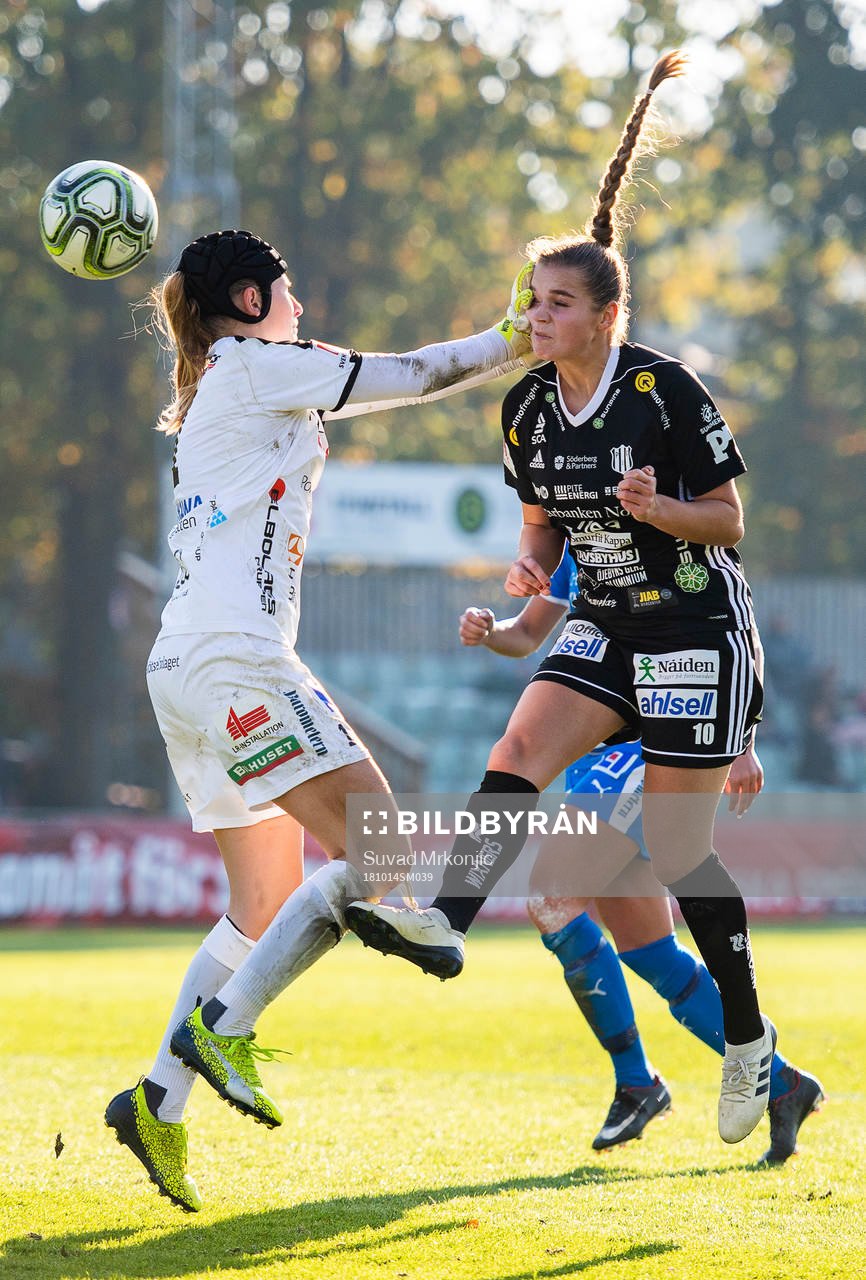 IFK Kalmars målvakt Tove Enblom och Piteås Andrea Norheim