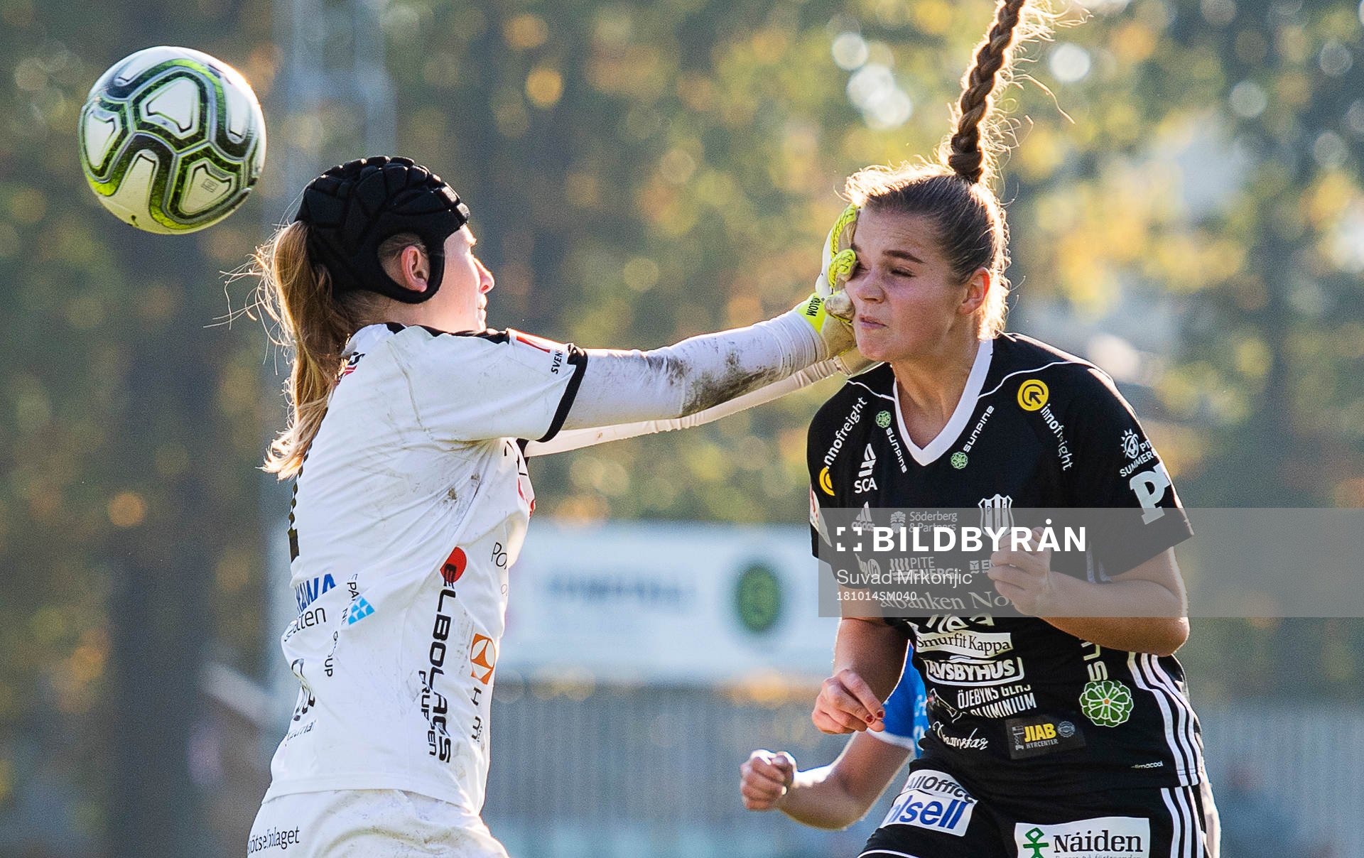 IFK Kalmars målvakt Tove Enblom och Piteås Andrea Norheim under fotbollsmatchen i Damallsvenskan mellan Kalmar och Piteå den 14 oktober 2018 i Kalmar.