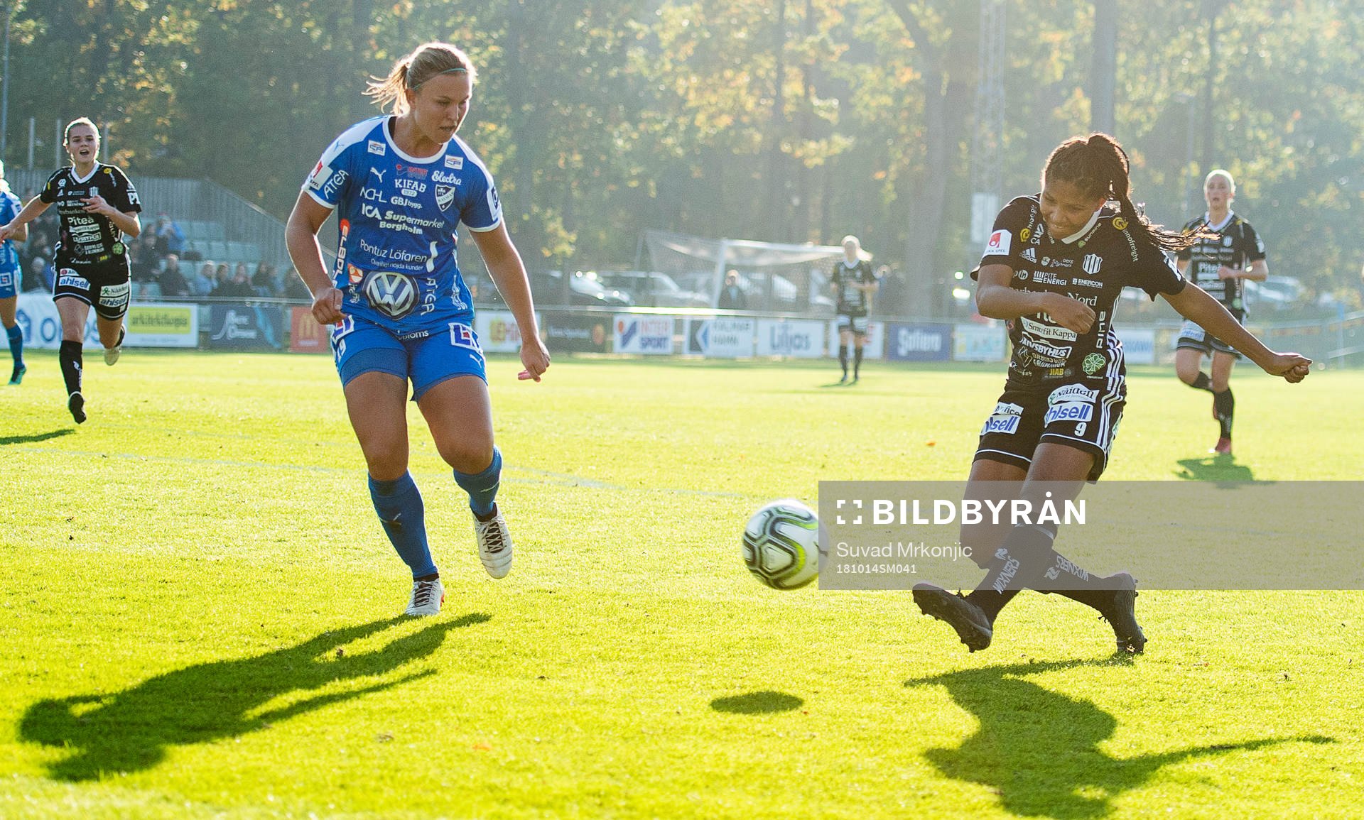 IFK Kalmars Elin Bergkvist och Piteås Madelen Janogy under fotbollsmatchen i Damallsvenskan mellan Kalmar och Piteå den 14 oktober 2018 i Kalmar.