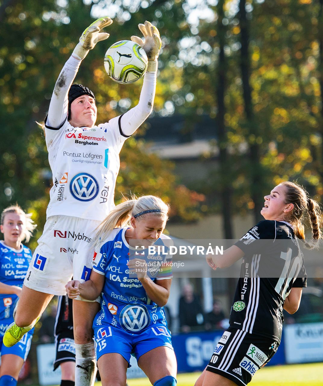 IFK Kalmars målvakt Tove Enblom och Elsa Karlsson samt