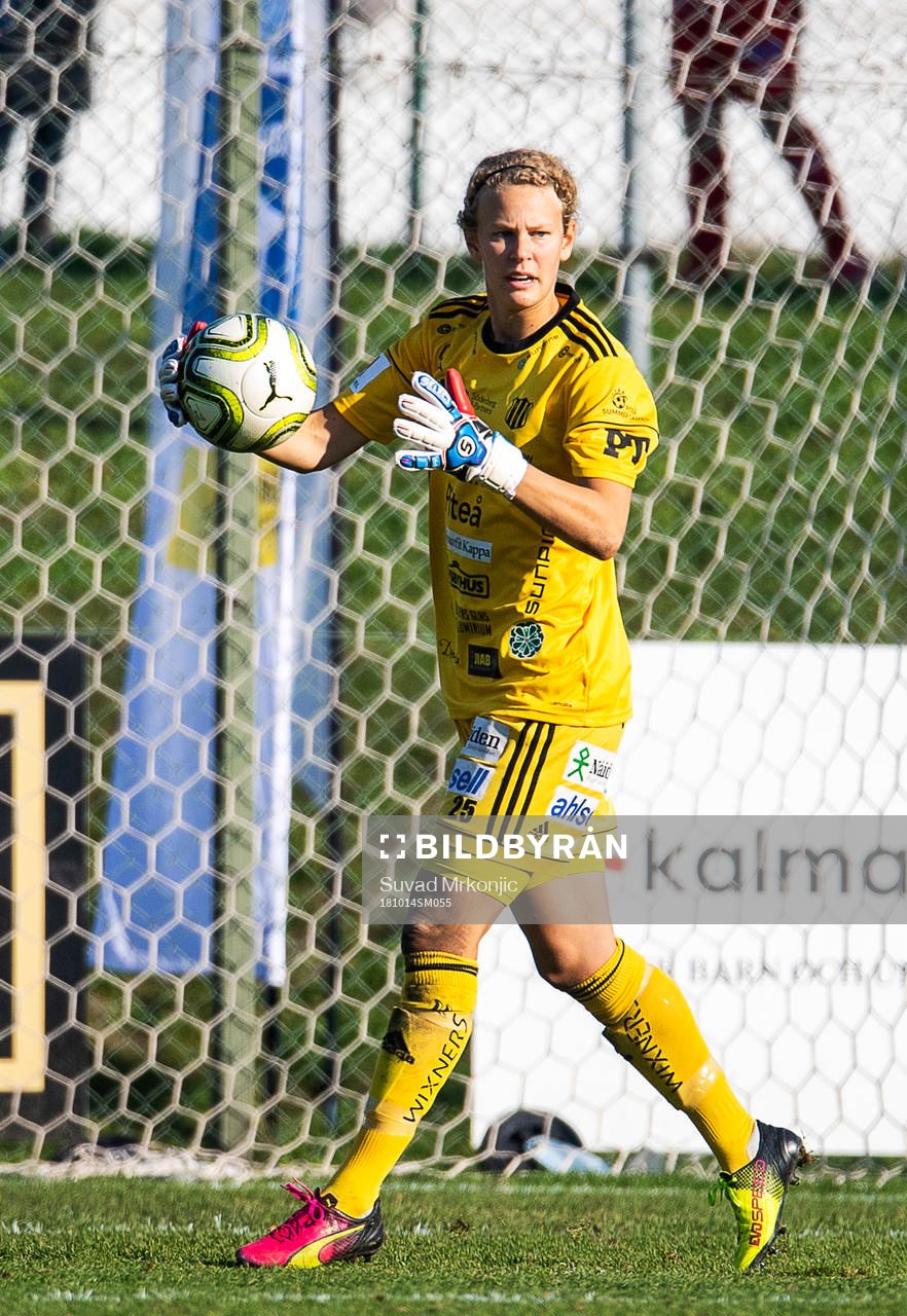 Piteås målvakt Cajsa Andersson under fotbollsmatchen i Damallsvenskan mellan Kalmar och Piteå den 14 oktober 2018 i Kalmar.