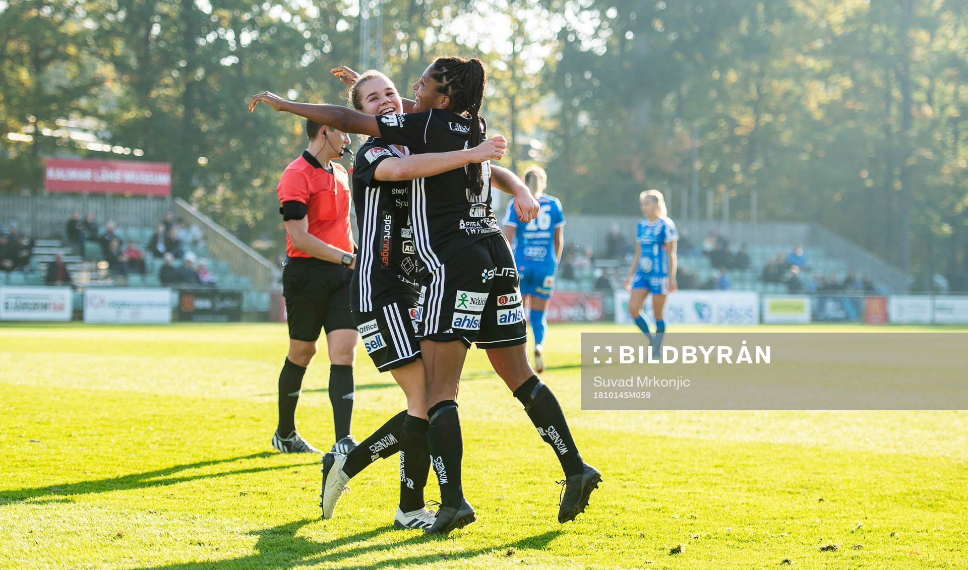 Piteås Andrea Norheim och Madelen Janogy jublar