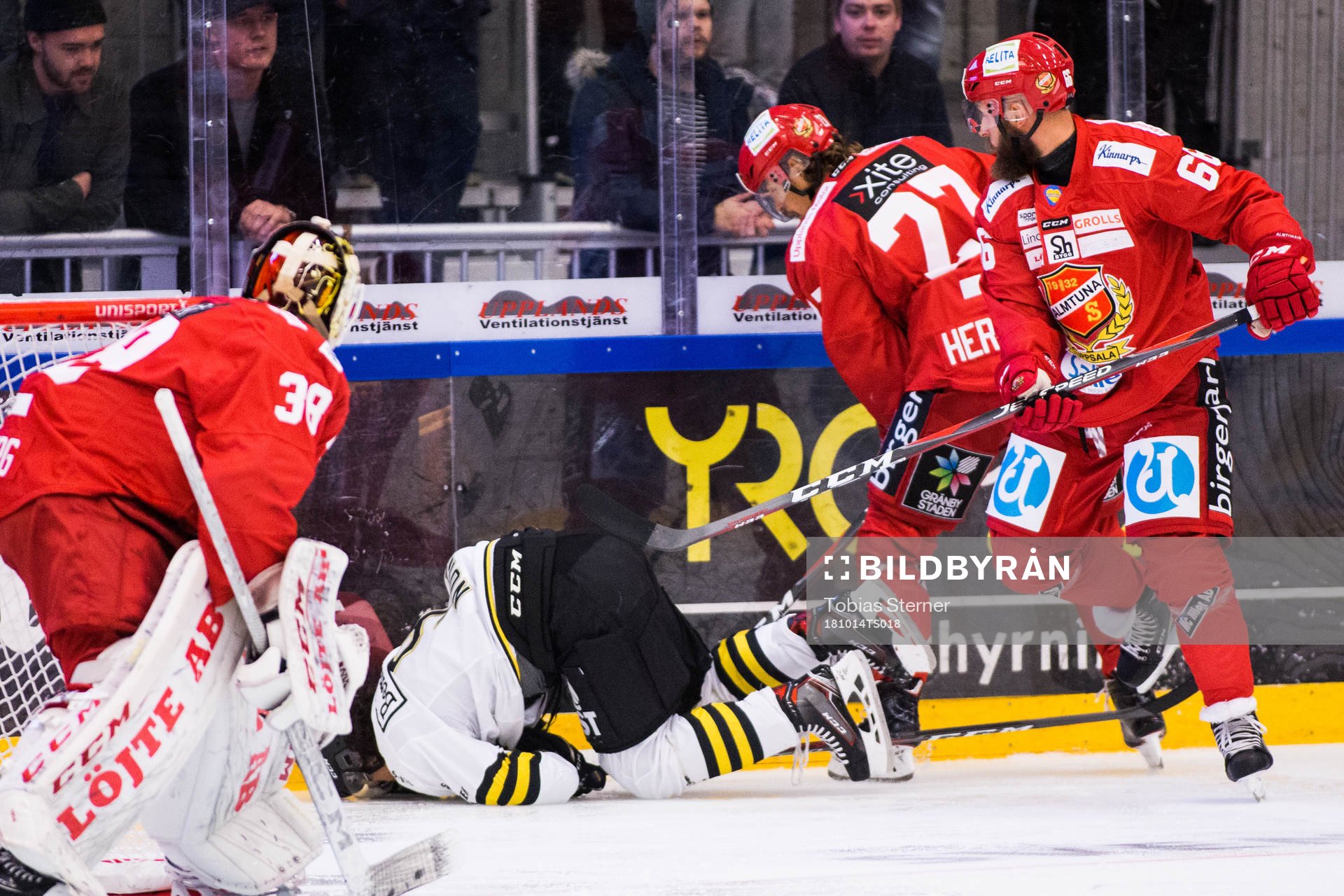 s Garry Nunn tacklas omkull av Almtunas Viktor Hertzberg