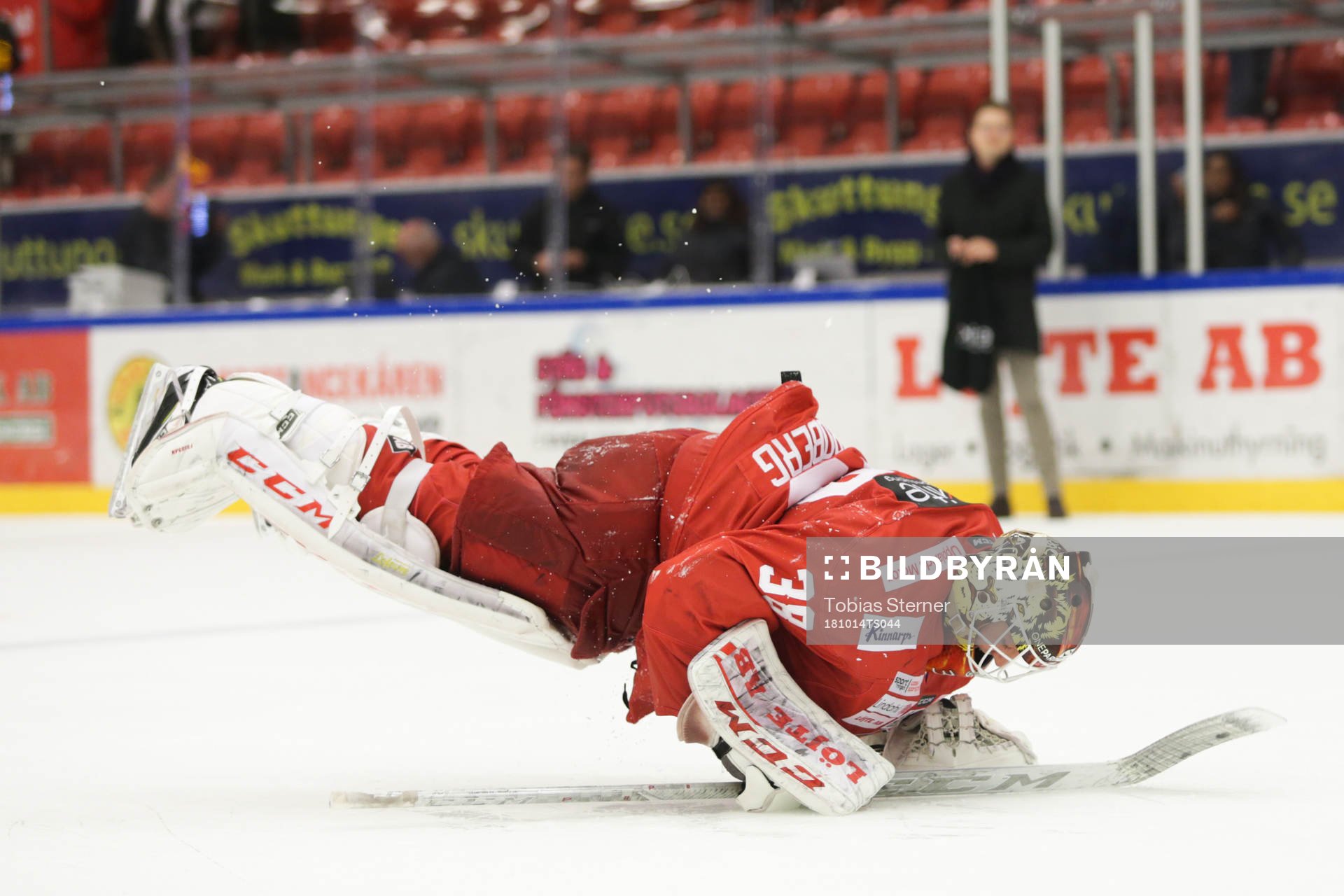 Almtunas målvakt Oscar Fröberg jublar