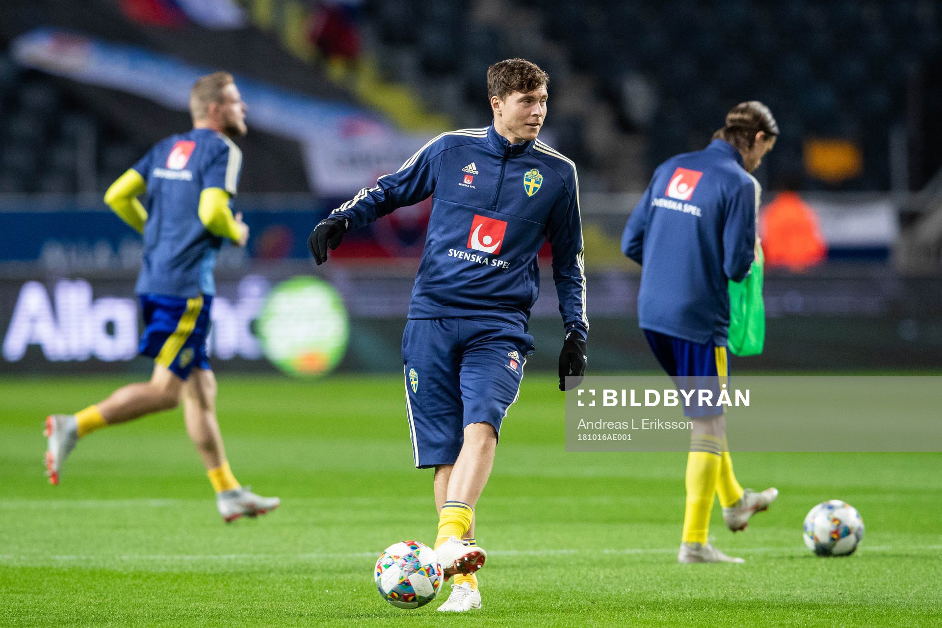 Victor Nilsson Lindelöf of Sweden warms up