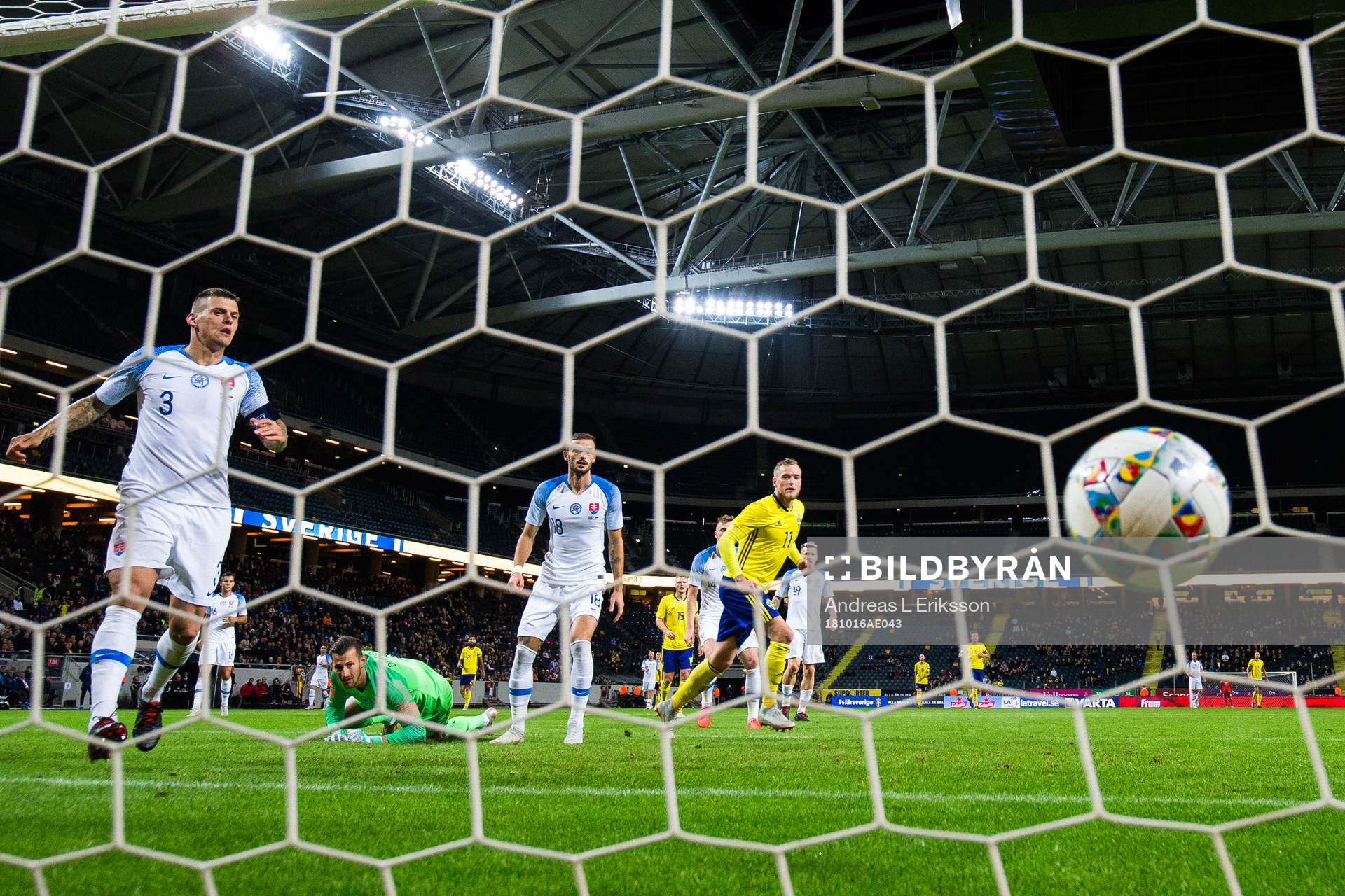 John Guidetti of Sweden scores 1-0