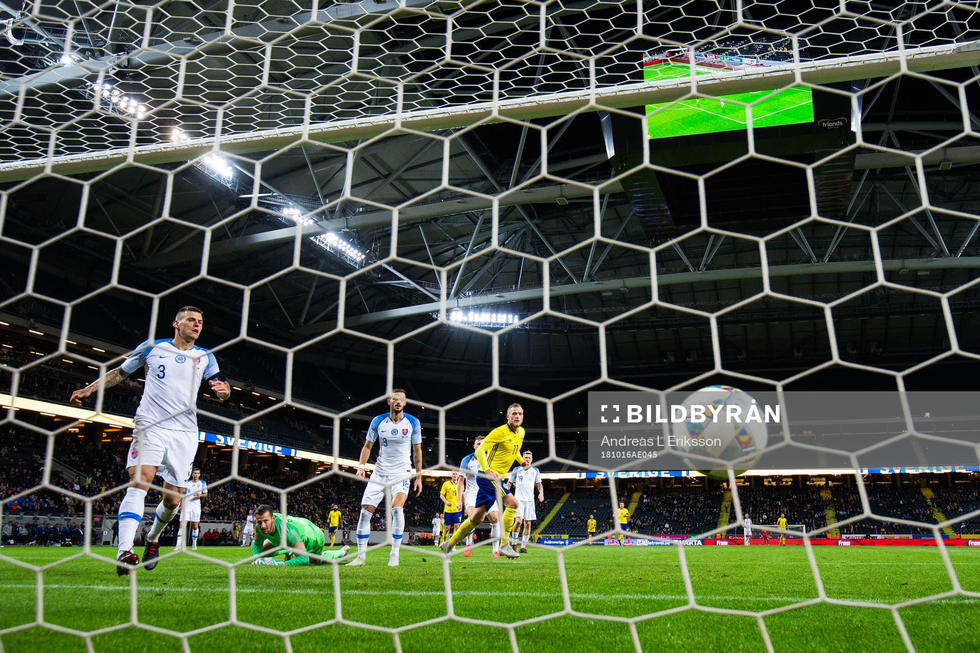 John Guidetti of Sweden scores 1-0