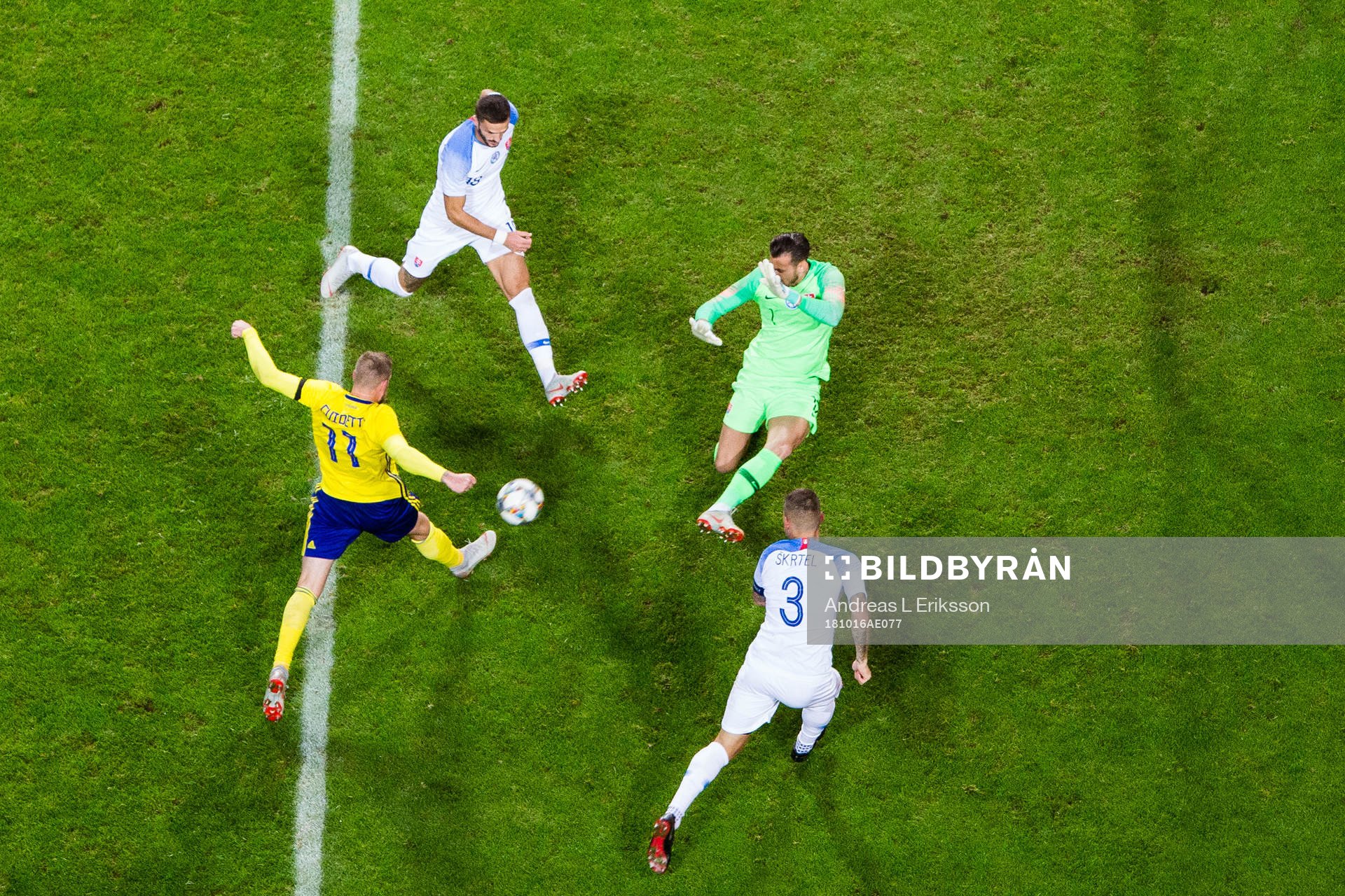 John Guidetti of Sweden scores 1-0