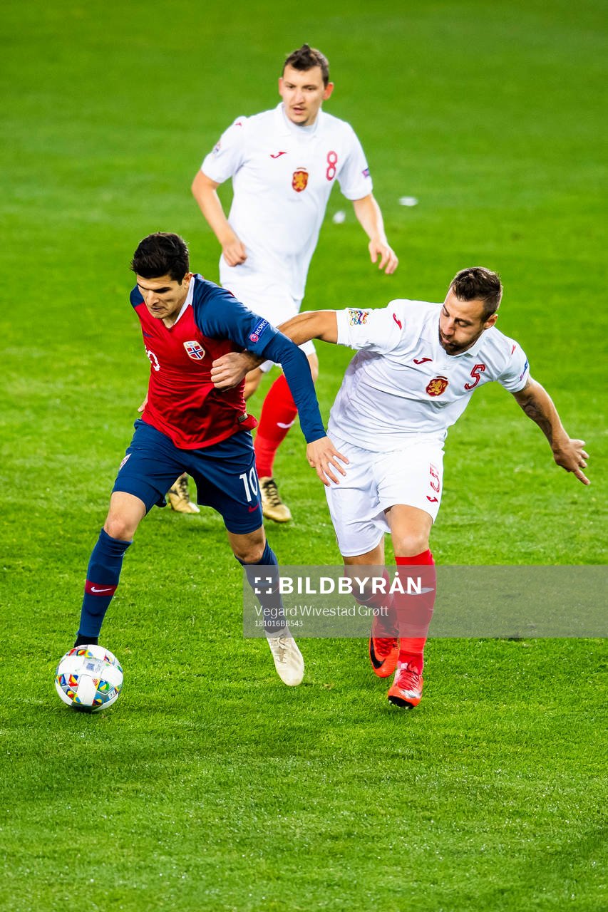 Tarik Elyounoussi of Norway and Nikolay Bodurov of Bulgaria during the Nations League match between Norway and Bulgaria on October 16, 2018 in Oslo.