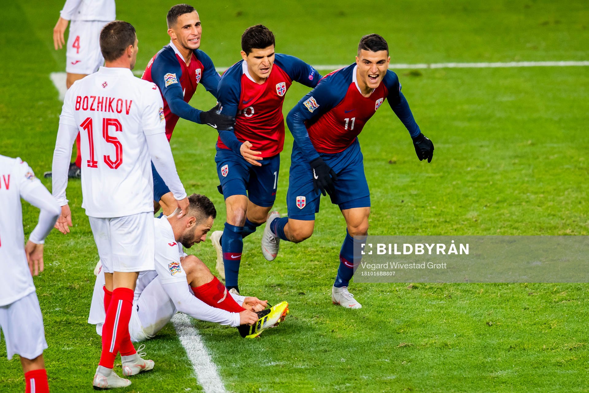 Mohamed Elyounoussi of Norway celebrates with his teammates