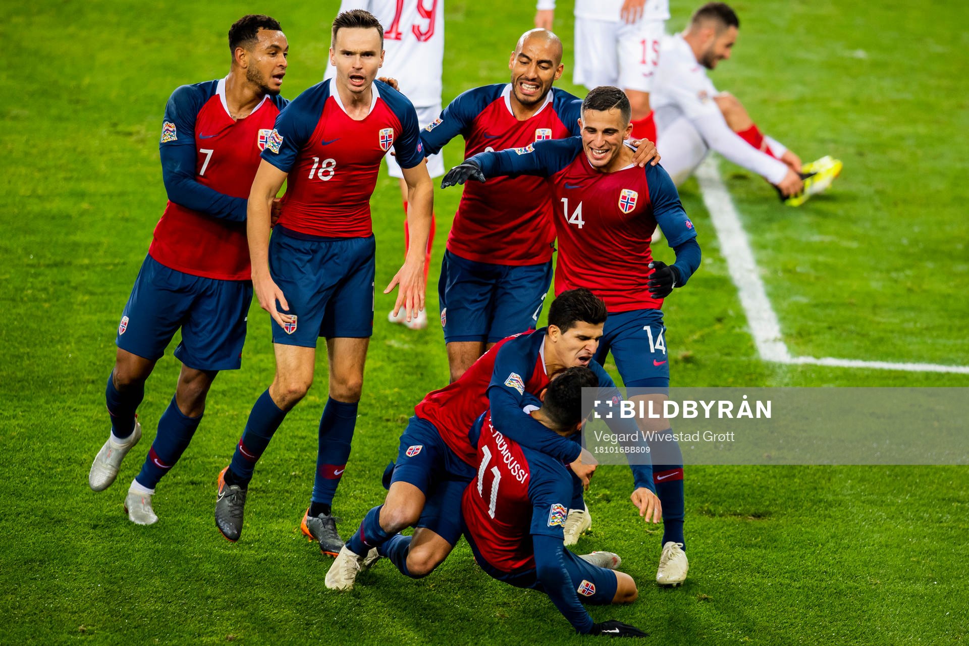 Mohamed Elyounoussi of Norway celebrates with his teammates