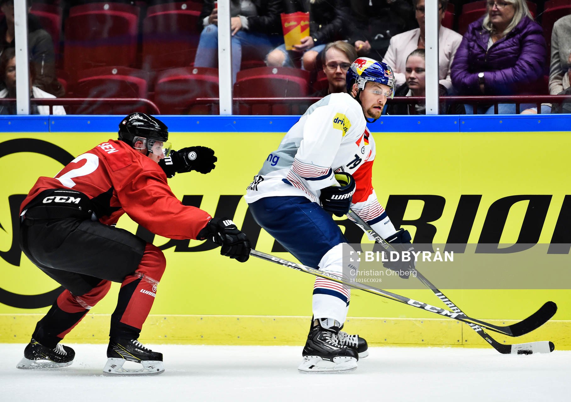 Matias Lassen of Malmö Redhawks and John Mitchell of RB