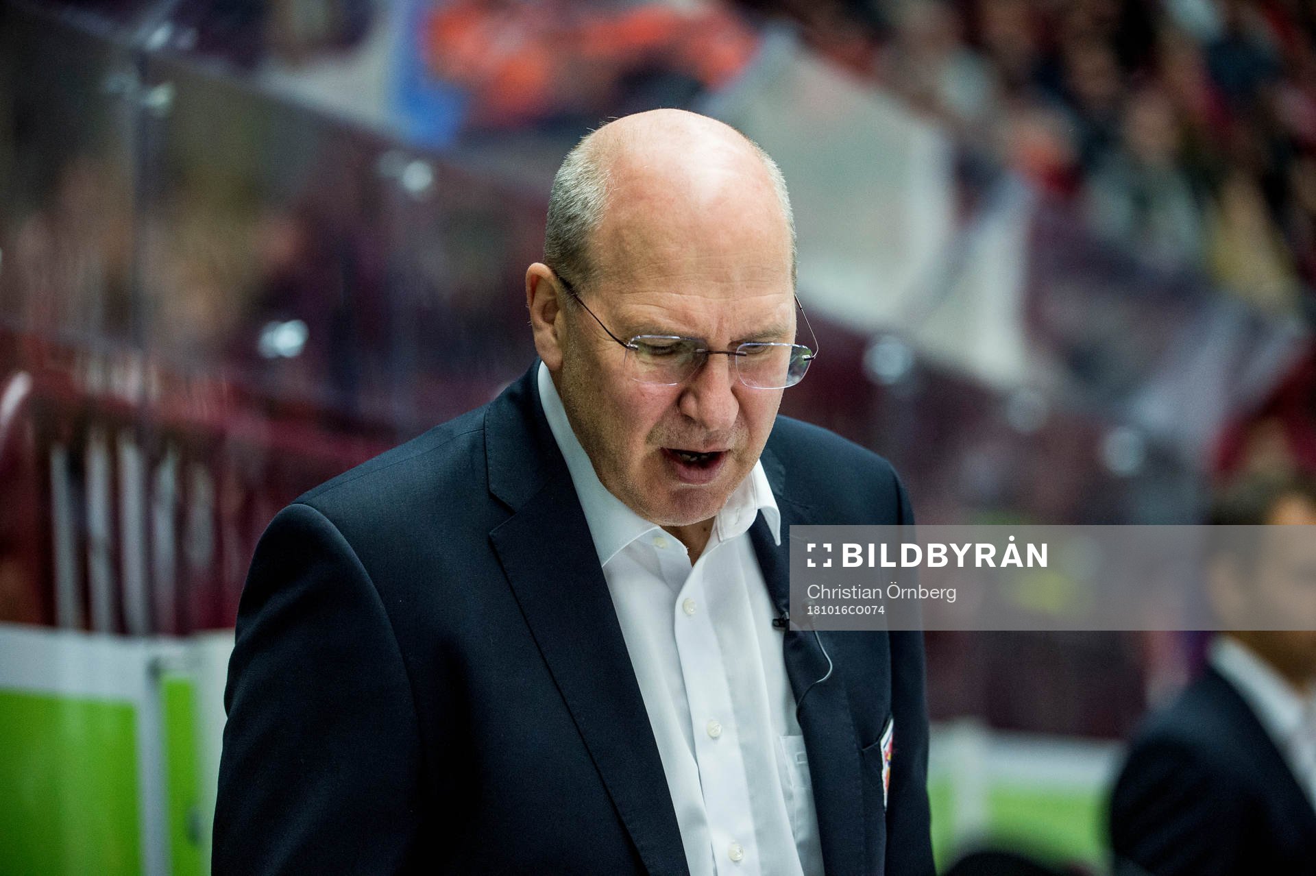 Head Coach Don Jackson of RB Munich looks dejected