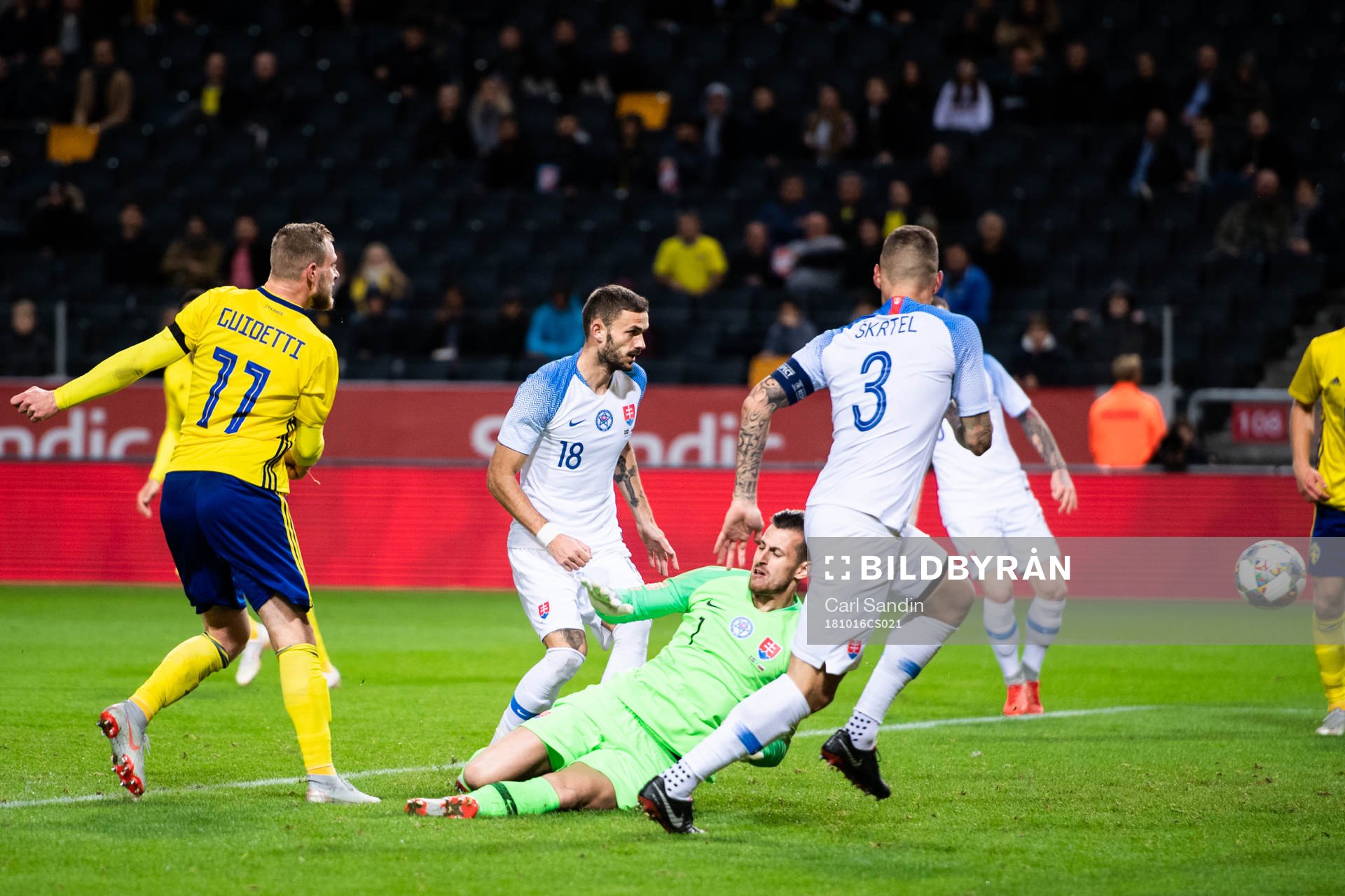 John Guidetti of Sweden scores 1-0