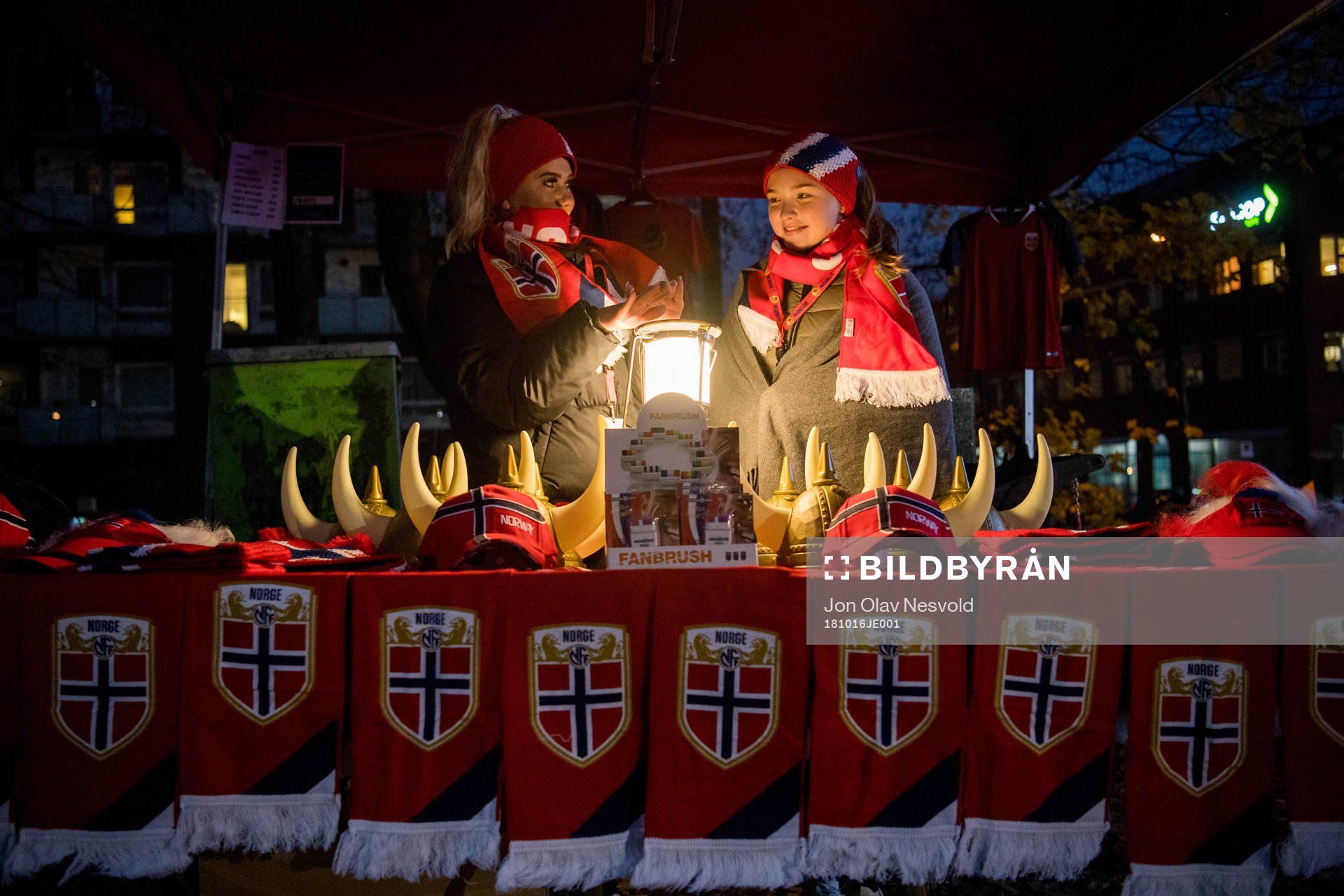 Synne Bjørnøy (18) and Malin Mäntylä (18) sell Norway