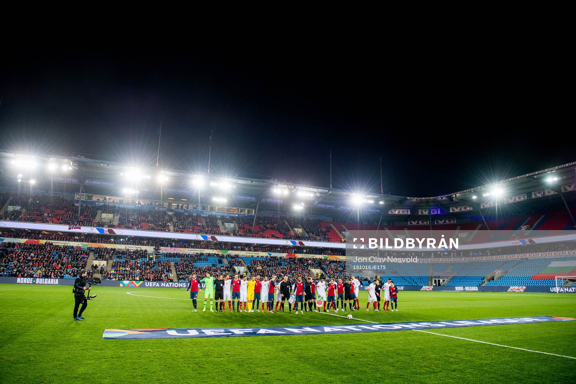 The players line up