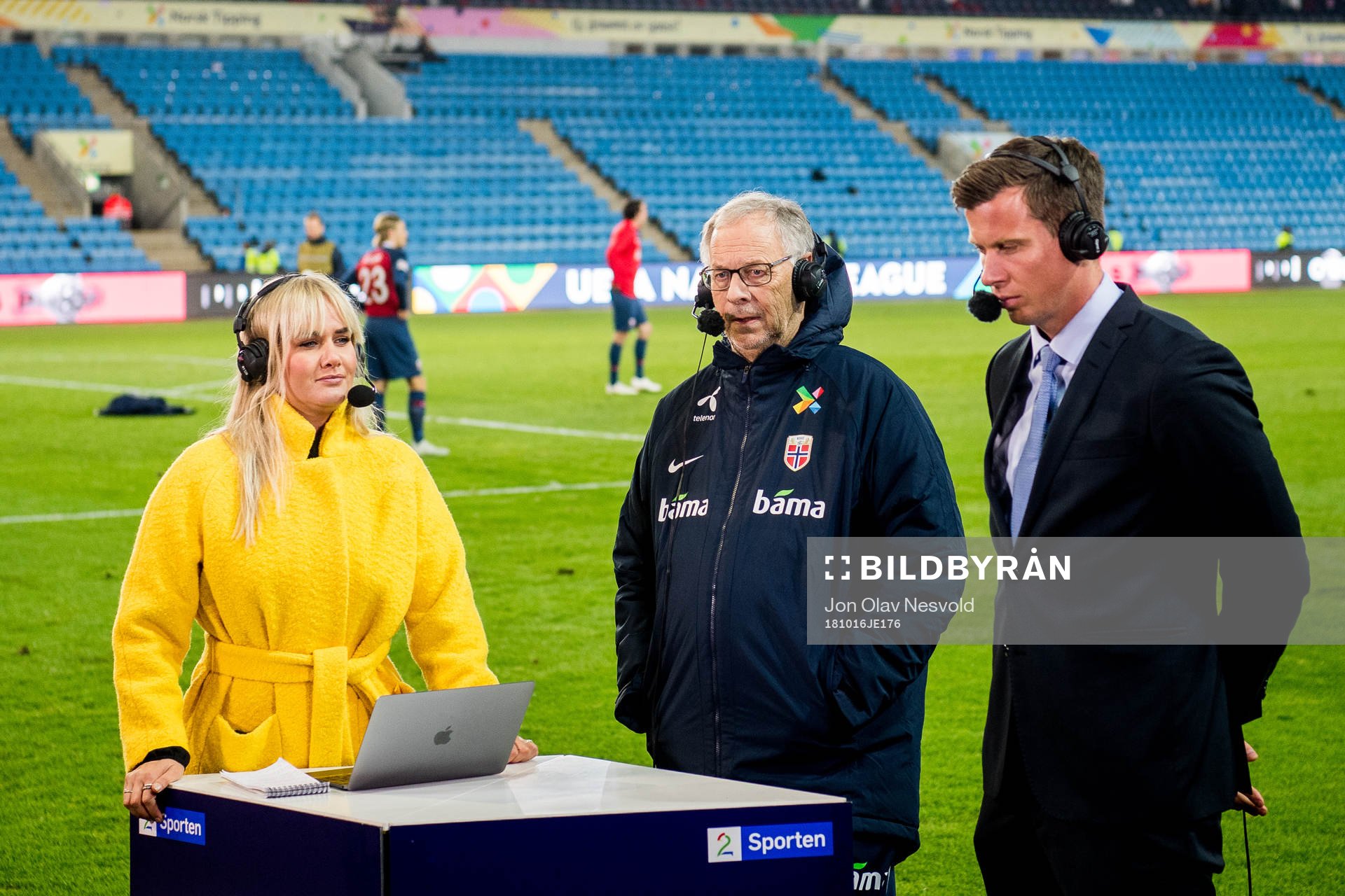 Julie Strømsvåg, TV 2 reporter, Lars Lagerbäck, head