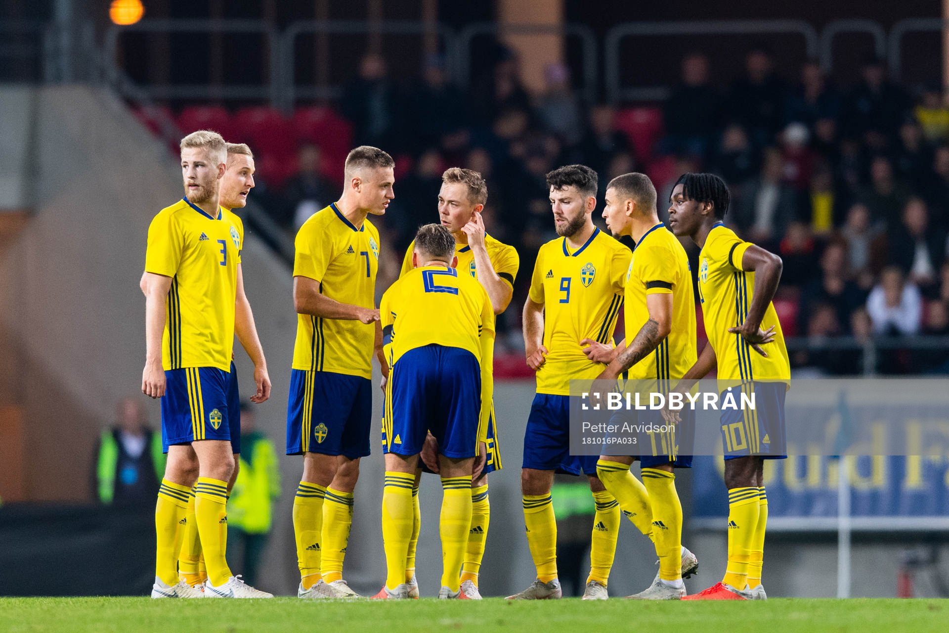 Players of Sweden look dejected