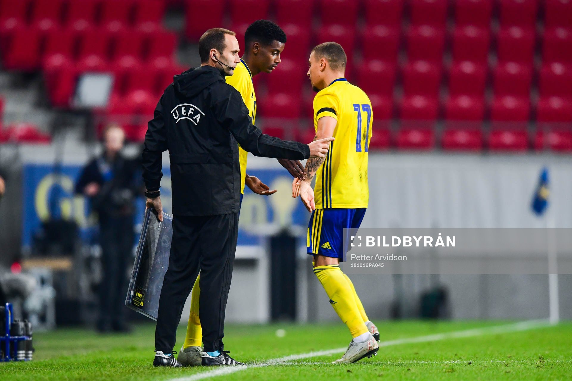 Jordan Larsson swaps with Alexander Isak of Sweden