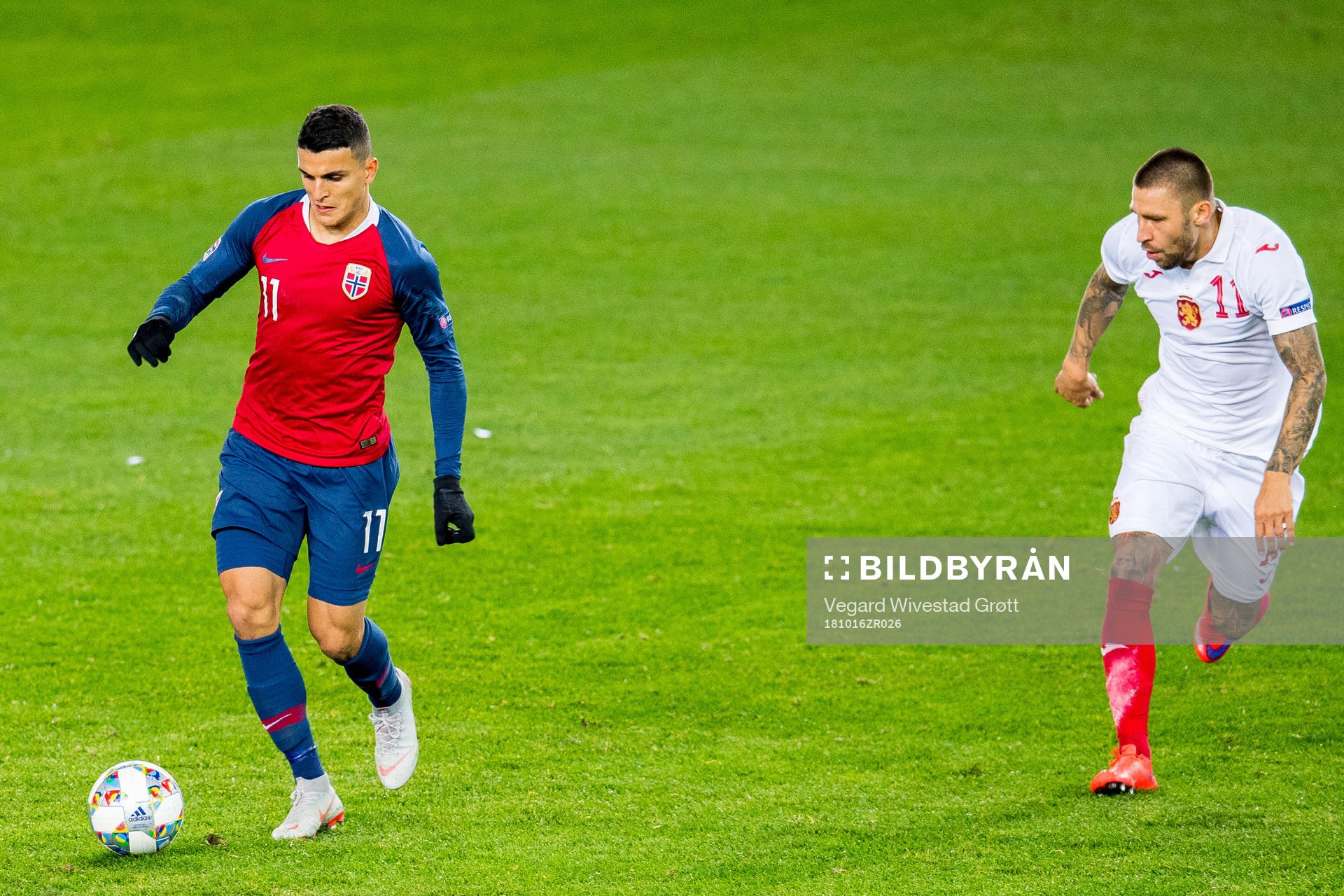 Mohamed Elyounoussi of Norway and Ivan Bandalovski of