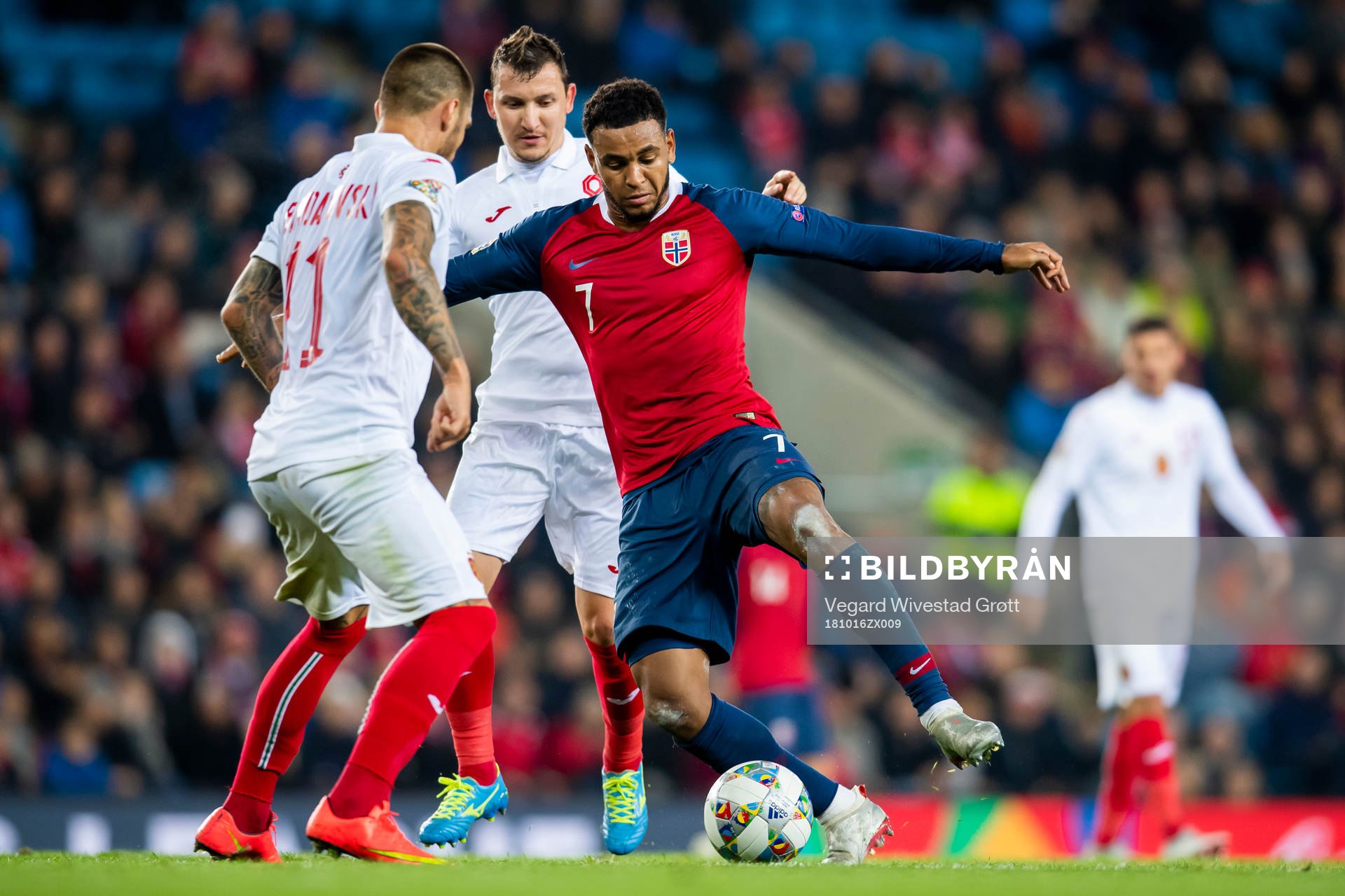 Todor Nedelev of Bulgaria and Joshua King of Norway