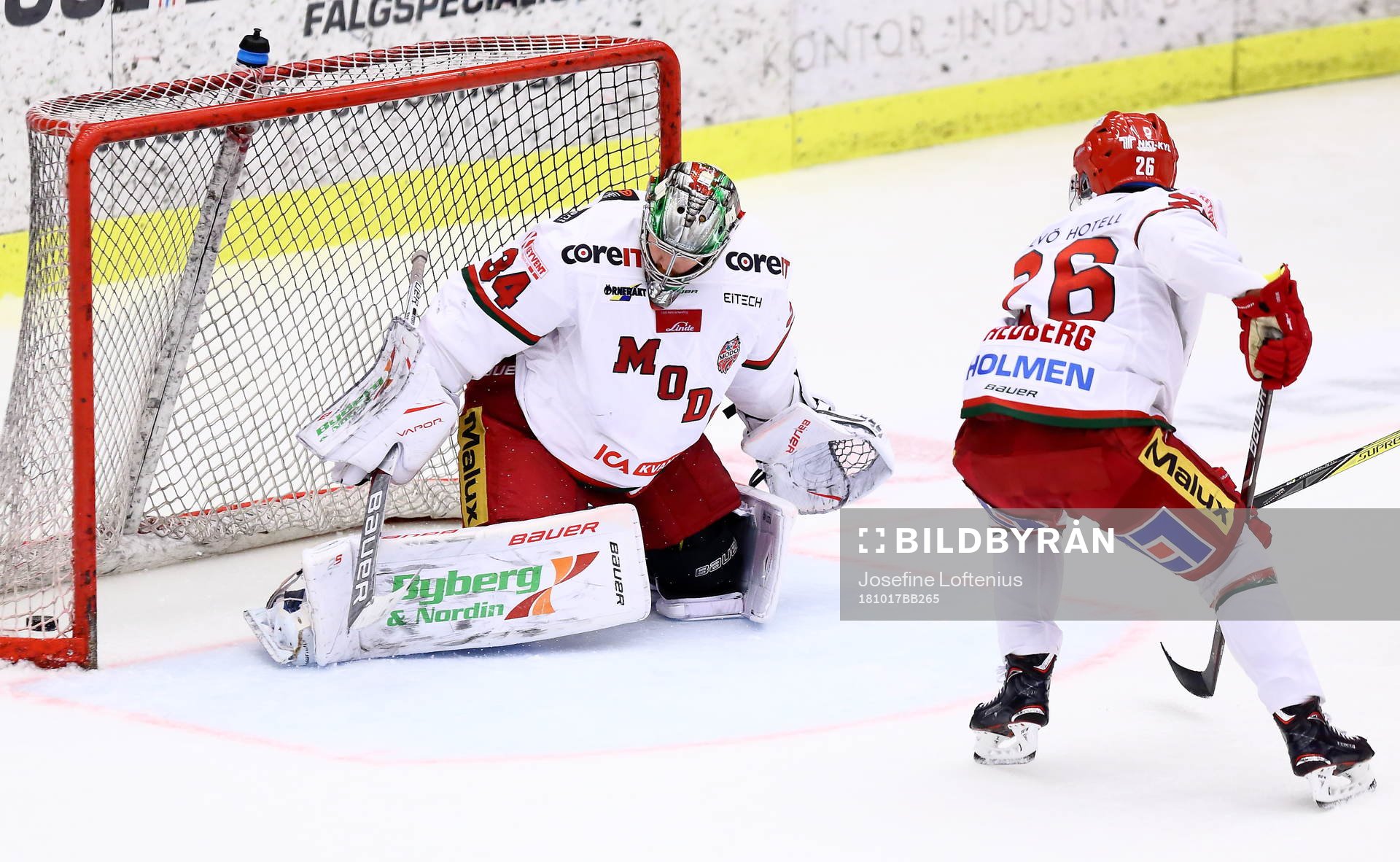 Modos målvakt Erik Hanses släpper in ett av målen