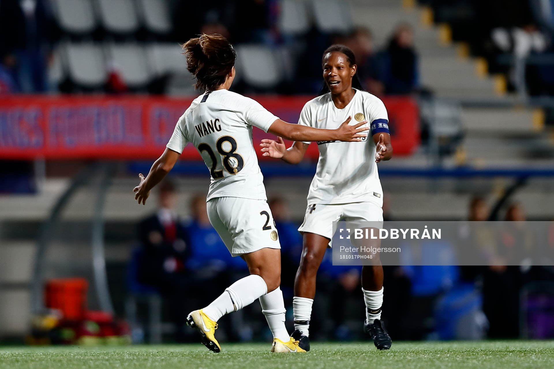 Paris Formiga och Shuang Wang  jublar