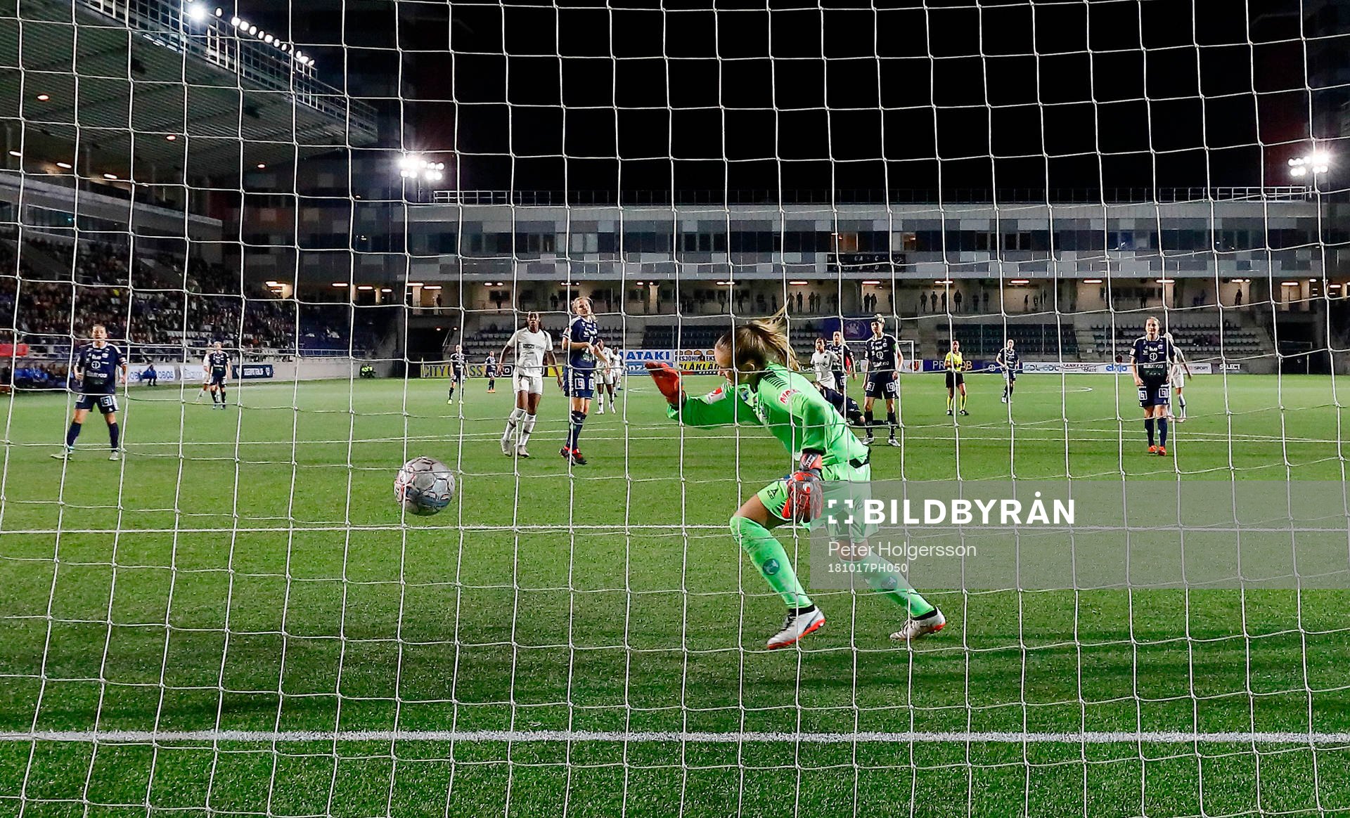 Mål 0-2 av Paris Shuang Wang - Linköpings målvakt Julia Nyström gick åt fel håll pga studsande boll under åttondelsfinalen i Champions League mellan Linköping och PSG den 17 oktober 2018 i Linköping.