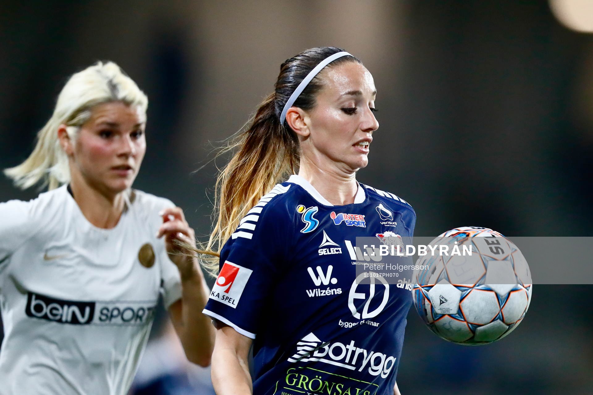 Linköpings Kosovare Asllani framför Paris Andrine