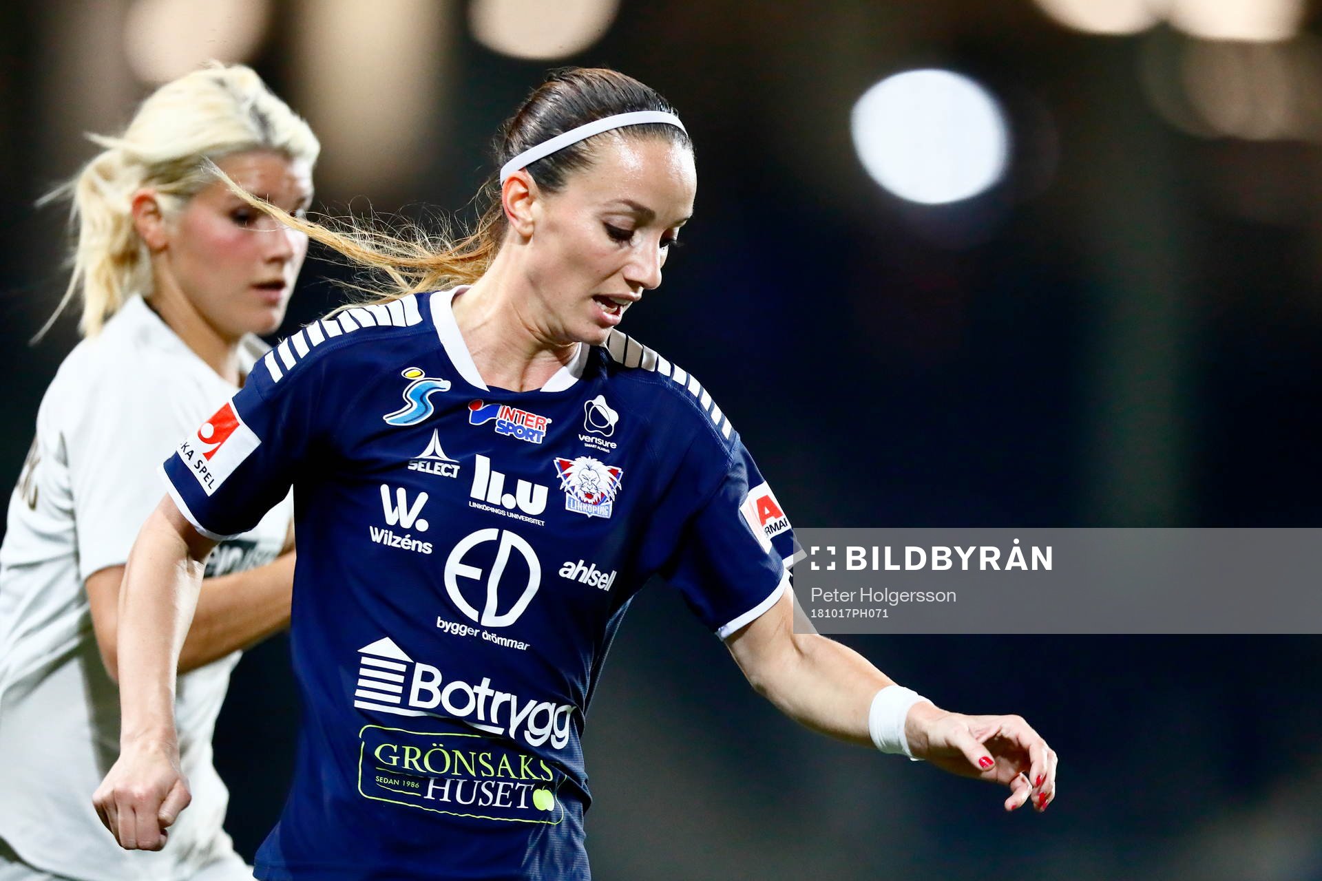 Linköpings Kosovare Asllani framför Paris Andrine