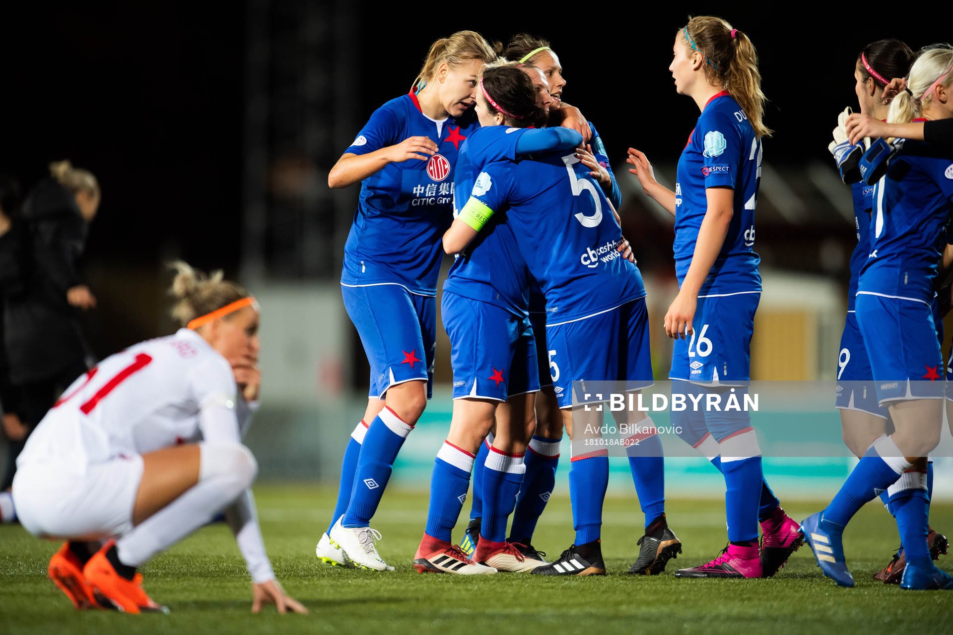 Slavia spelare jublar medan Rosengårds Sanne Troelsgaard