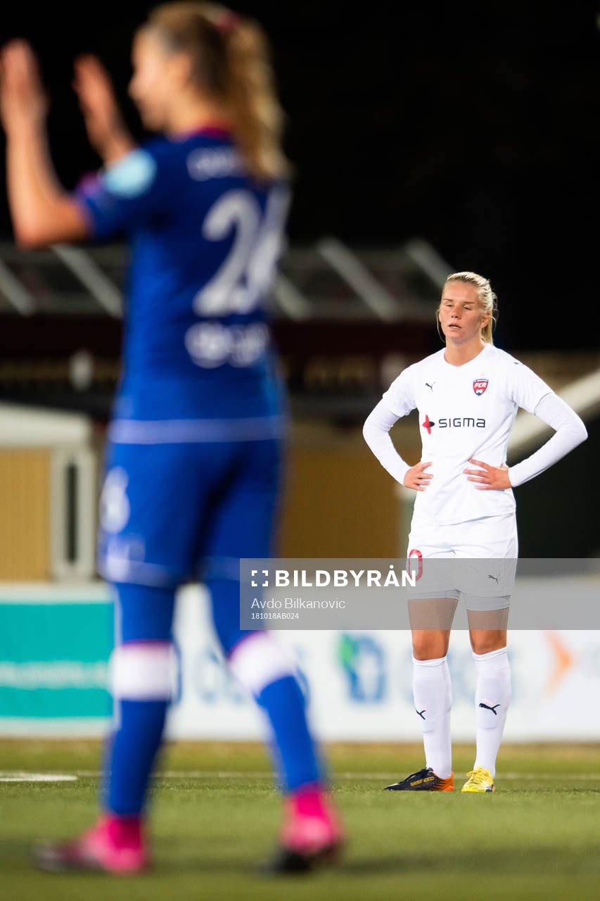 Rosengårds Nellie Lilja deppar medan en av Slavia spelare