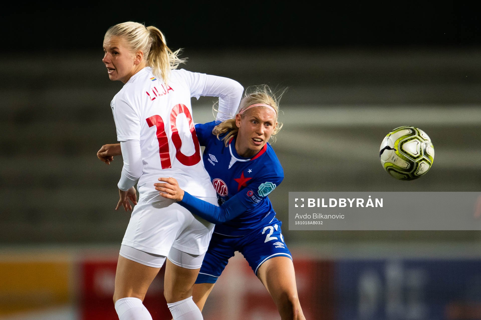 Rosengårds Nellie Lilja och Slavia Tereza Kožárová under fotbollsmatchen i Champions League mellan Rosengård och Slavia Prag den 18 oktober 2018 i Malmö.
