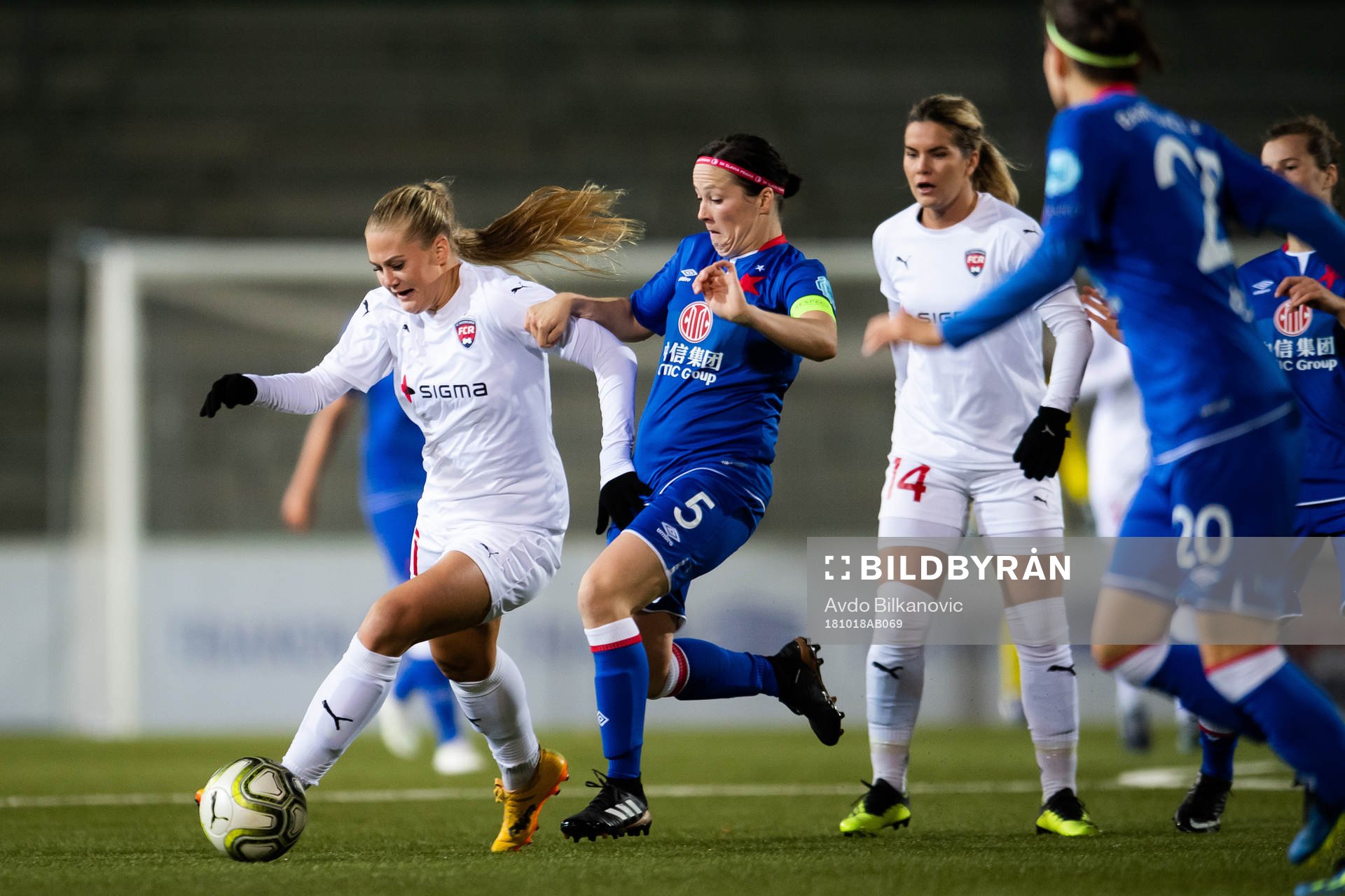 Rosengårds Lisa-Marie Utland jagas av Slavia Veronika