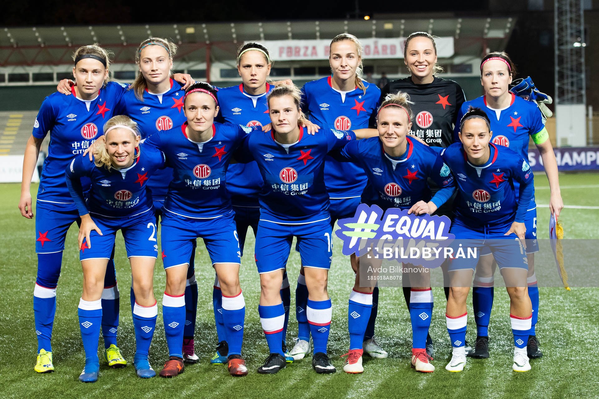 Slavia Prag spelare ställer up för lagbild