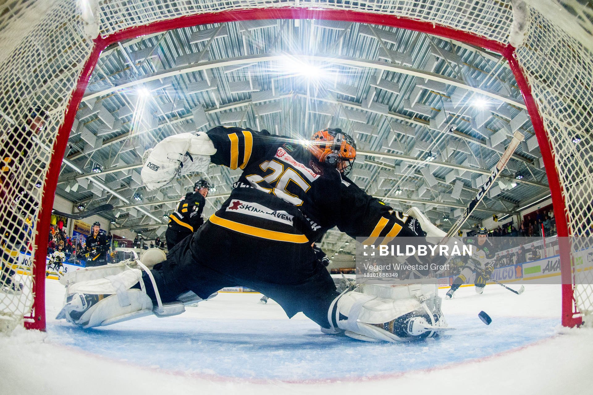 Stephan Joseph Vigier of Stavanger Oilers scores 1-6 behind