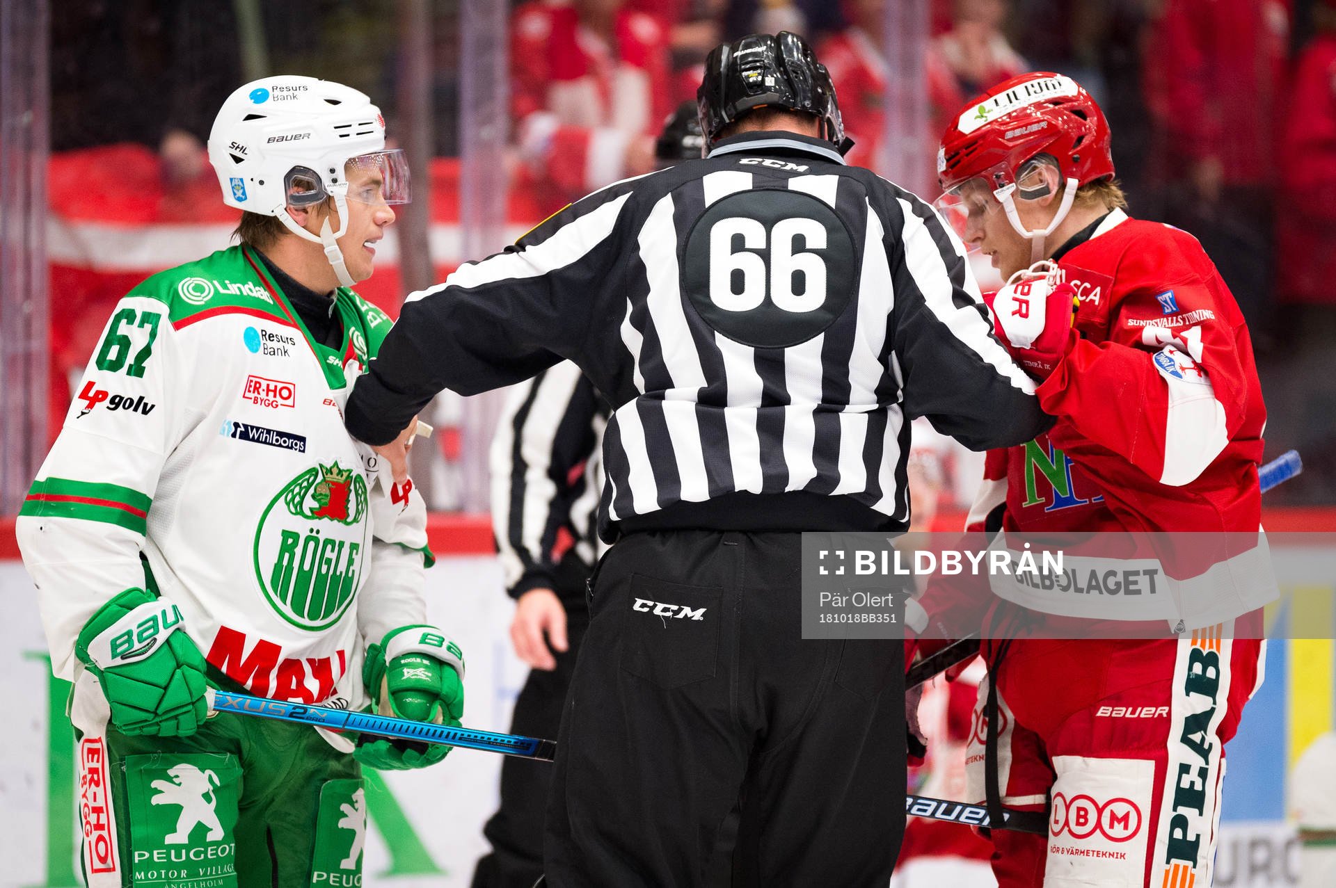 Rögles Leon Bristedt och Timrås Alexander Falk hålls